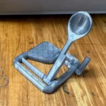 Mô hình máy bắn đá mini in 3D gọn nhẹ trên bàn làm việc
