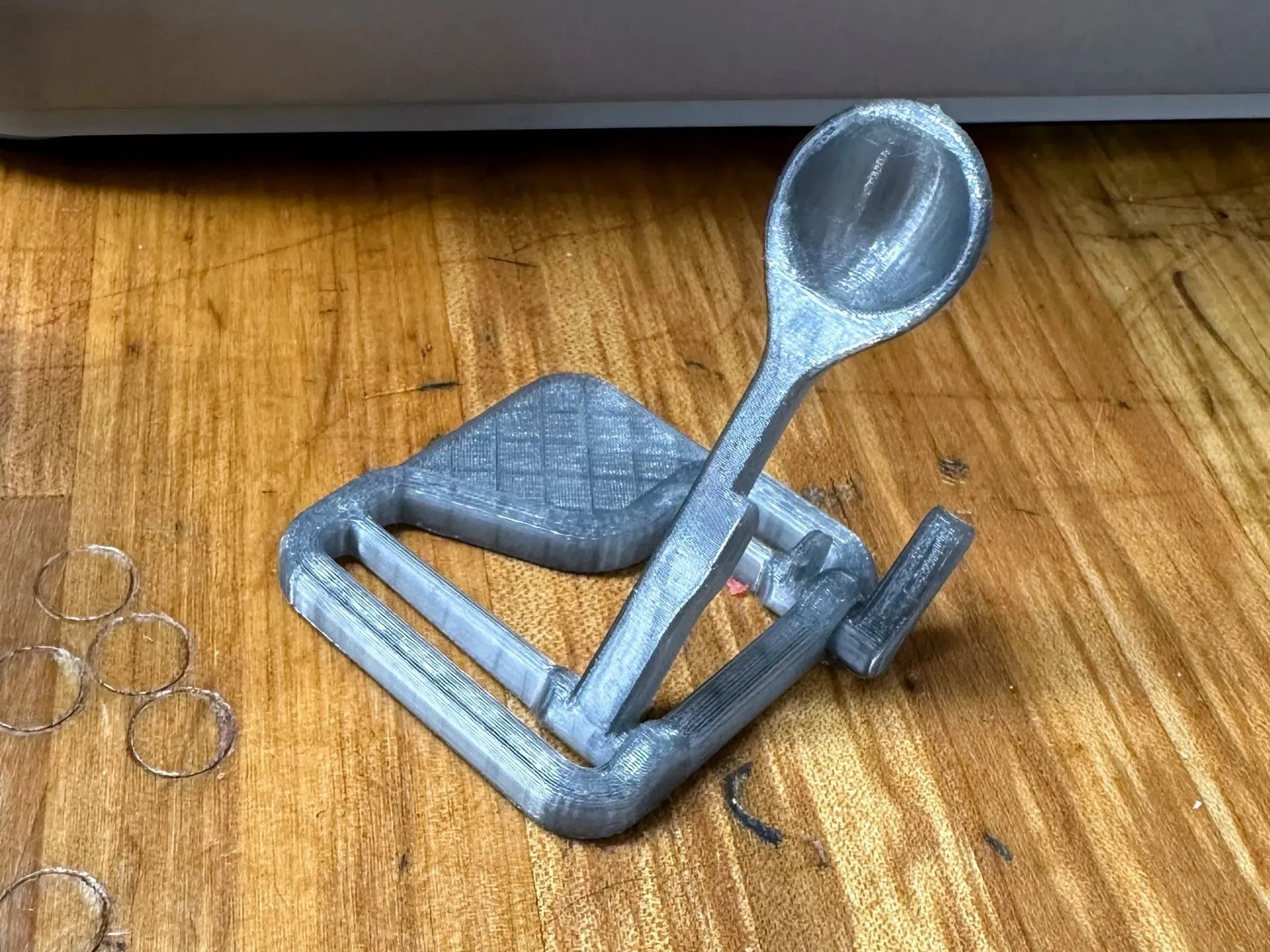 Mô hình máy bắn đá mini in 3D gọn nhẹ trên bàn làm việc