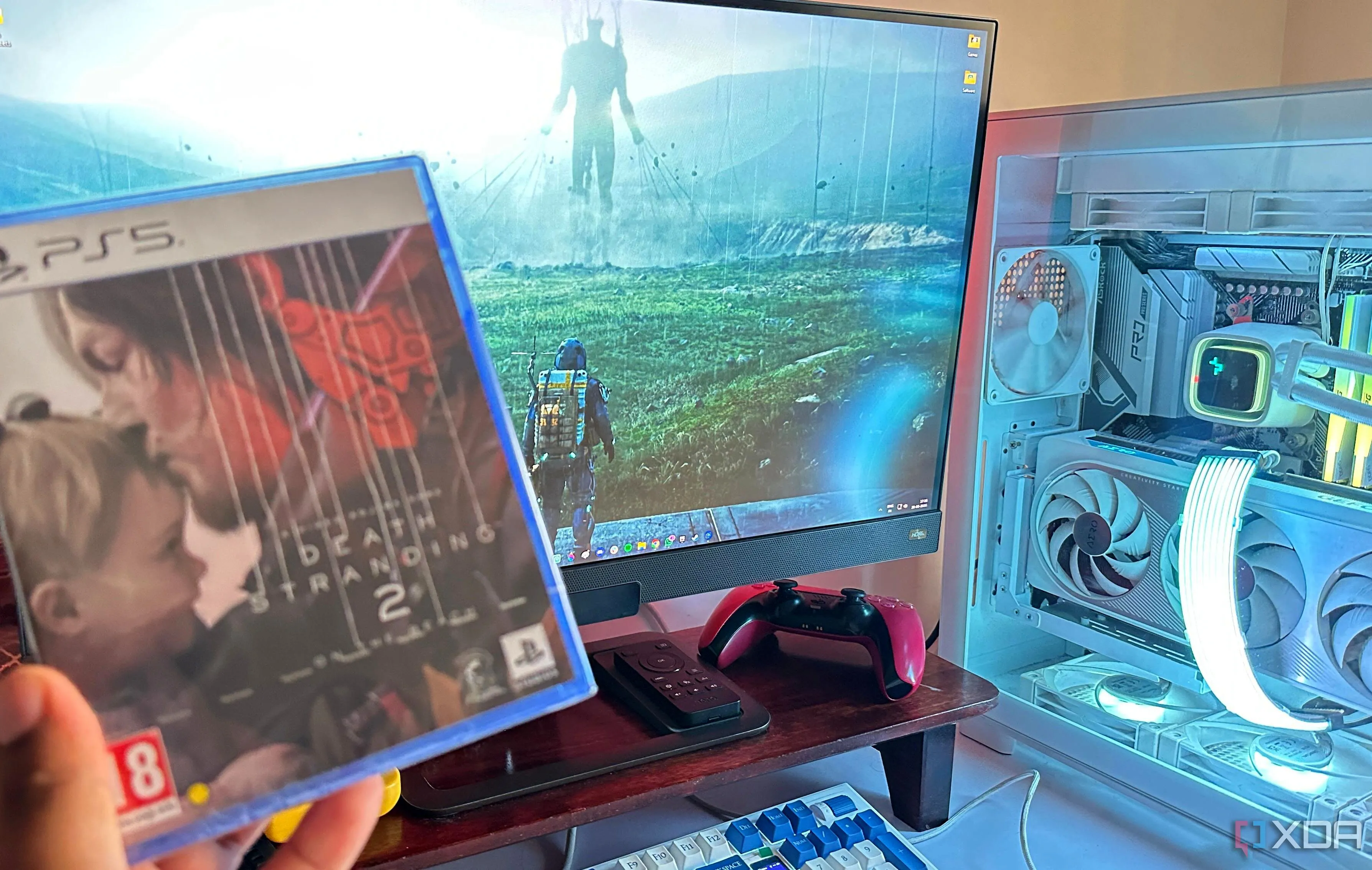 Một bàn tay đang cầm đĩa game Death Stranding 2 cho PS5, thể hiện trải nghiệm xúc giác và cảm xúc đặc biệt khi sở hữu bản game vật lý.