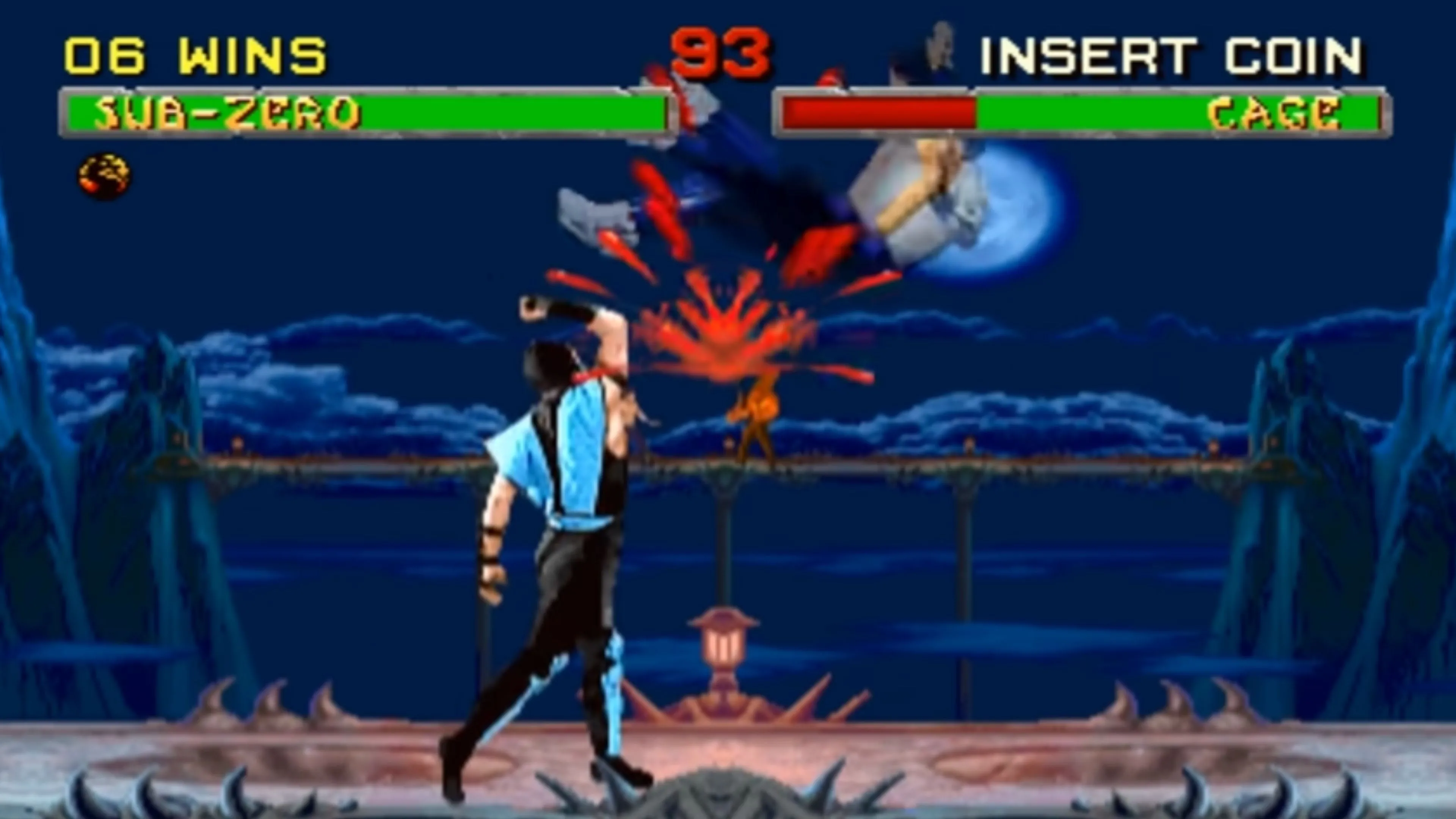 Một cảnh quay Sub-Zero và Johnny Cage đang chiến đấu trong Mortal Kombat 2, thể hiện đồ họa độc đáo của game