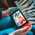 Một chiếc Nintendo Switch được cầm trên tay, minh họa cho thử nghiệm biến đổi phần mềm.