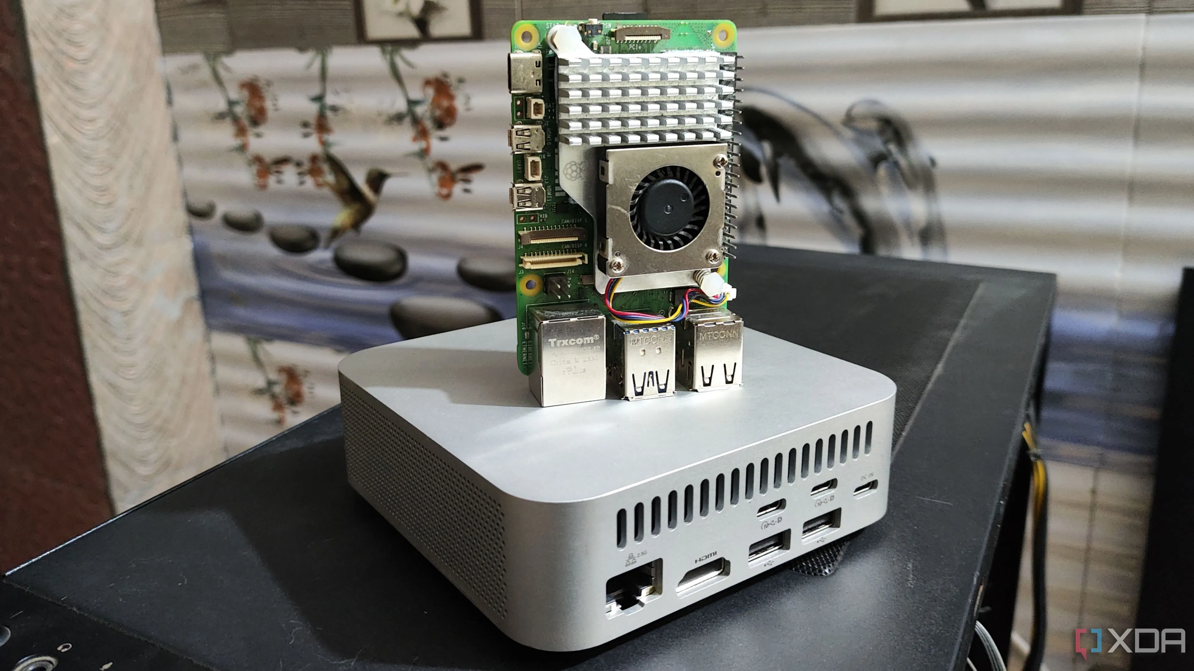 Một chiếc Raspberry Pi 5 đặt trên thiết bị NAS Aiffro K100