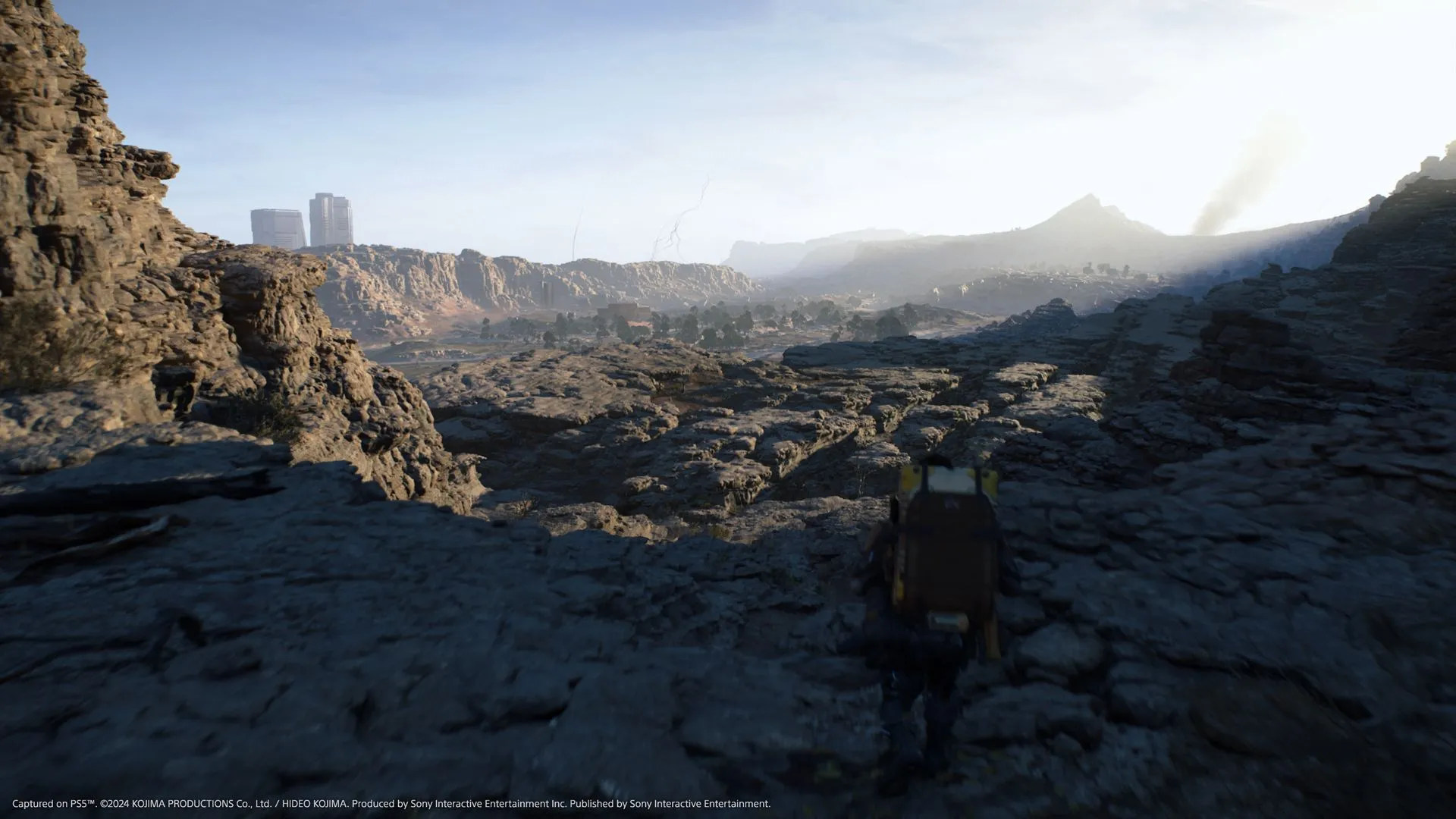Một khoảnh khắc hành động trong Death Stranding 2: On the Beach, thể hiện sự tương tác môi trường chi tiết