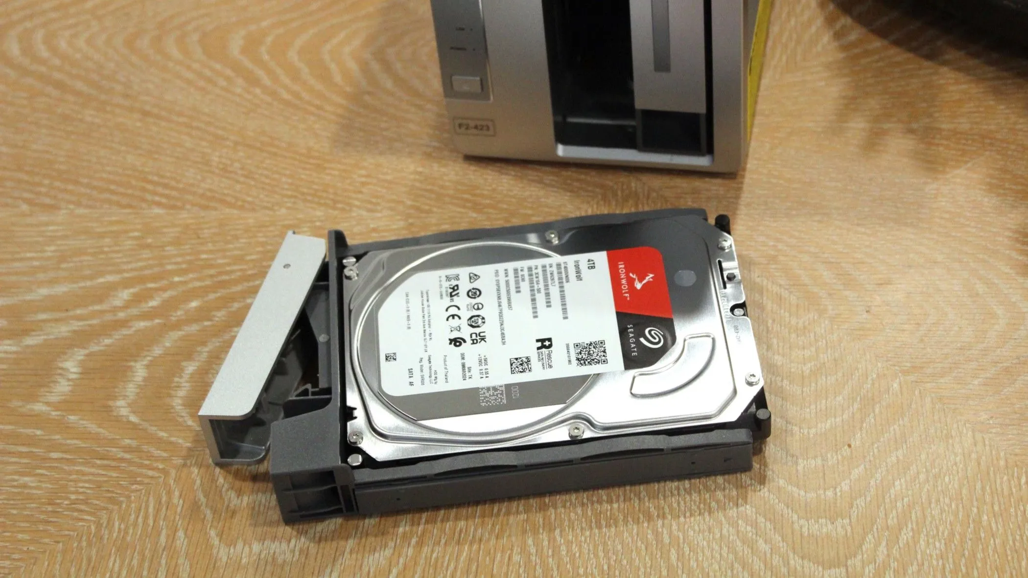 Một ổ cứng HDD Seagate được gắn trong khay của NAS TerraMaster F2-423, nhấn mạnh việc sử dụng ổ đĩa nhanh