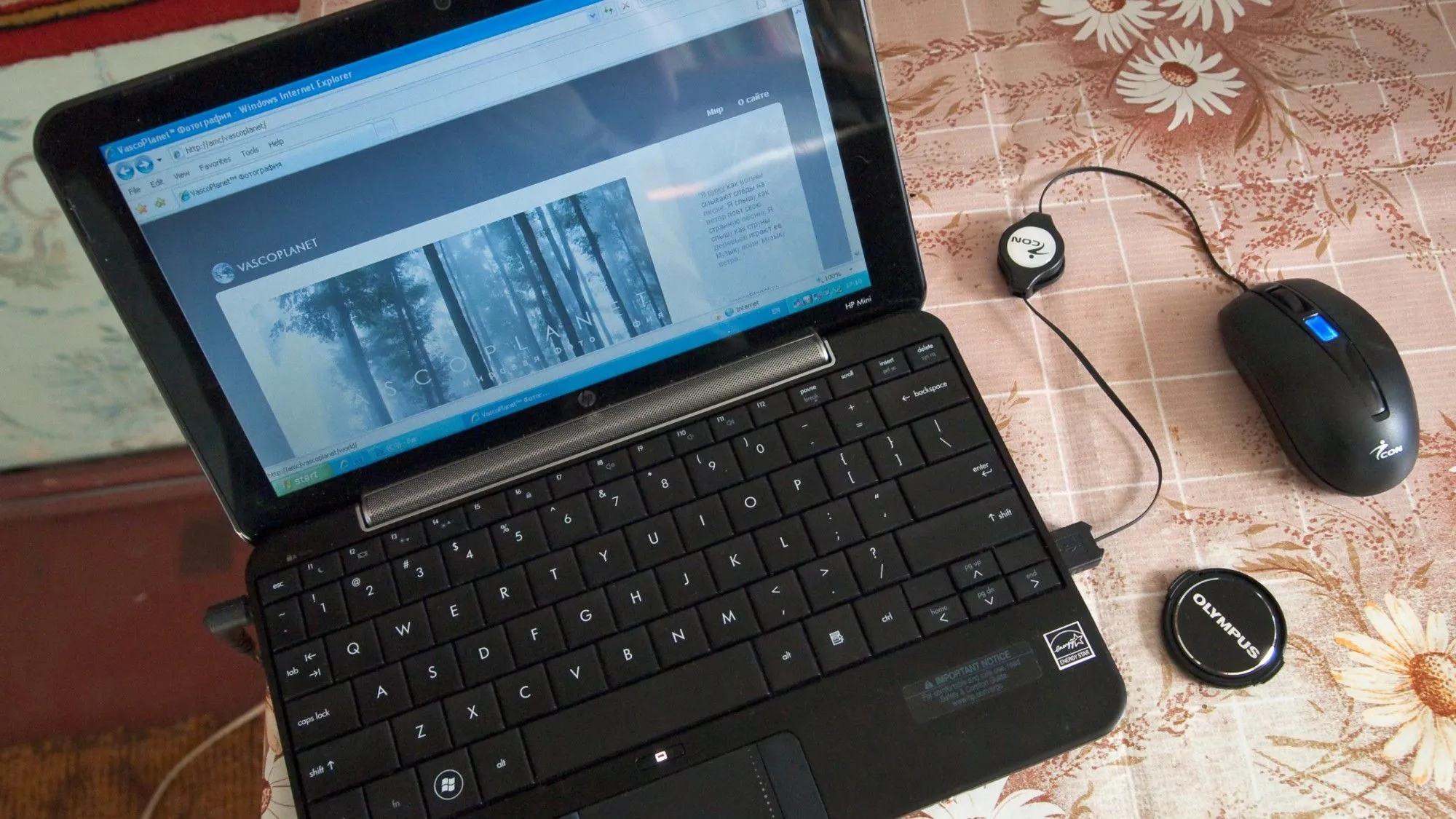 Netbook với màn hình mở, minh họa khả năng xử lý hạn chế và hiệu năng kém