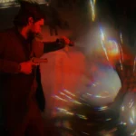 Người chơi chiến đấu trong Alan Wake 2, thể hiện hiệu ứng ánh sáng và đổ bóng ấn tượng của công nghệ ray tracing được tăng cường bởi DLSS 4 trên card đồ họa Nvidia RTX