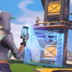 Người chơi nữ Fortnite đang sử dụng điện thoại chế độ sáng tạo và bản thiết kế trong một tháp canh màu vàng với hai người chơi trên cầu thang