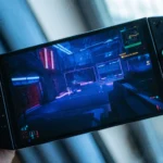 Người chơi trải nghiệm Cyberpunk 2077 trên thiết bị chơi game cầm tay Lenovo Legion Go, minh họa vấn đề hiệu suất game khi ra mắt