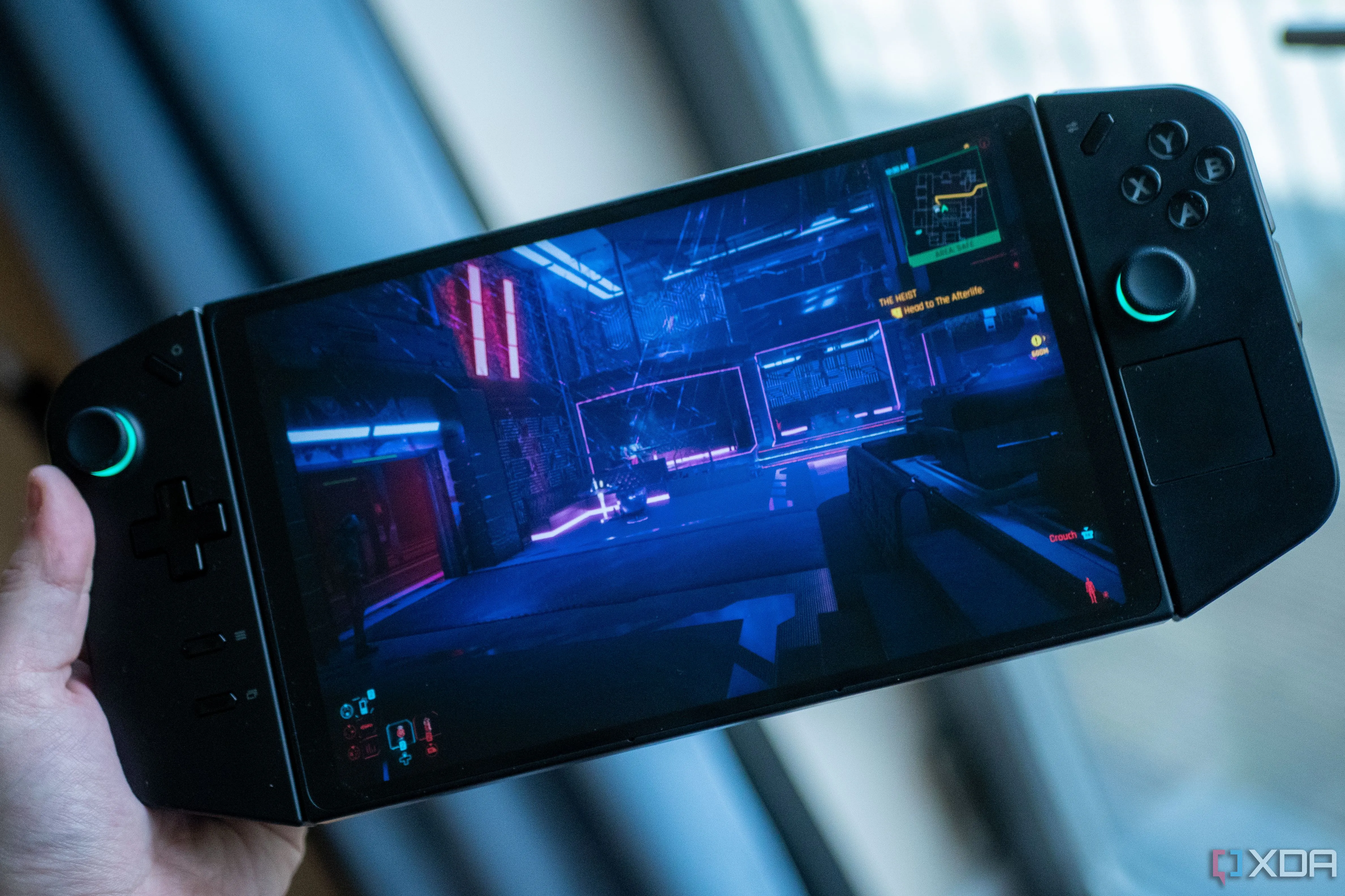 Người chơi trải nghiệm Cyberpunk 2077 trên thiết bị chơi game cầm tay Lenovo Legion Go, minh họa vấn đề hiệu suất game khi ra mắt