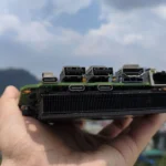 Người đang cầm một chiếc mini PC Intel N100