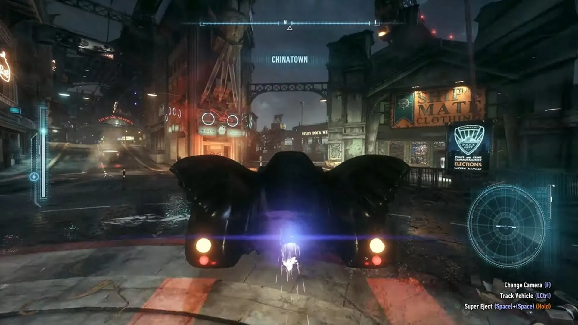 Người Dơi chiến đấu với kẻ thù trong một con hẻm tại Gotham City, thể hiện hệ thống combat đặc trưng của Batman: Arkham Knight