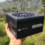 Người dùng cầm trên tay bộ nguồn Corsair RM1000e, minh họa cho việc nâng cấp PSU cho card đồ họa RTX 5090
