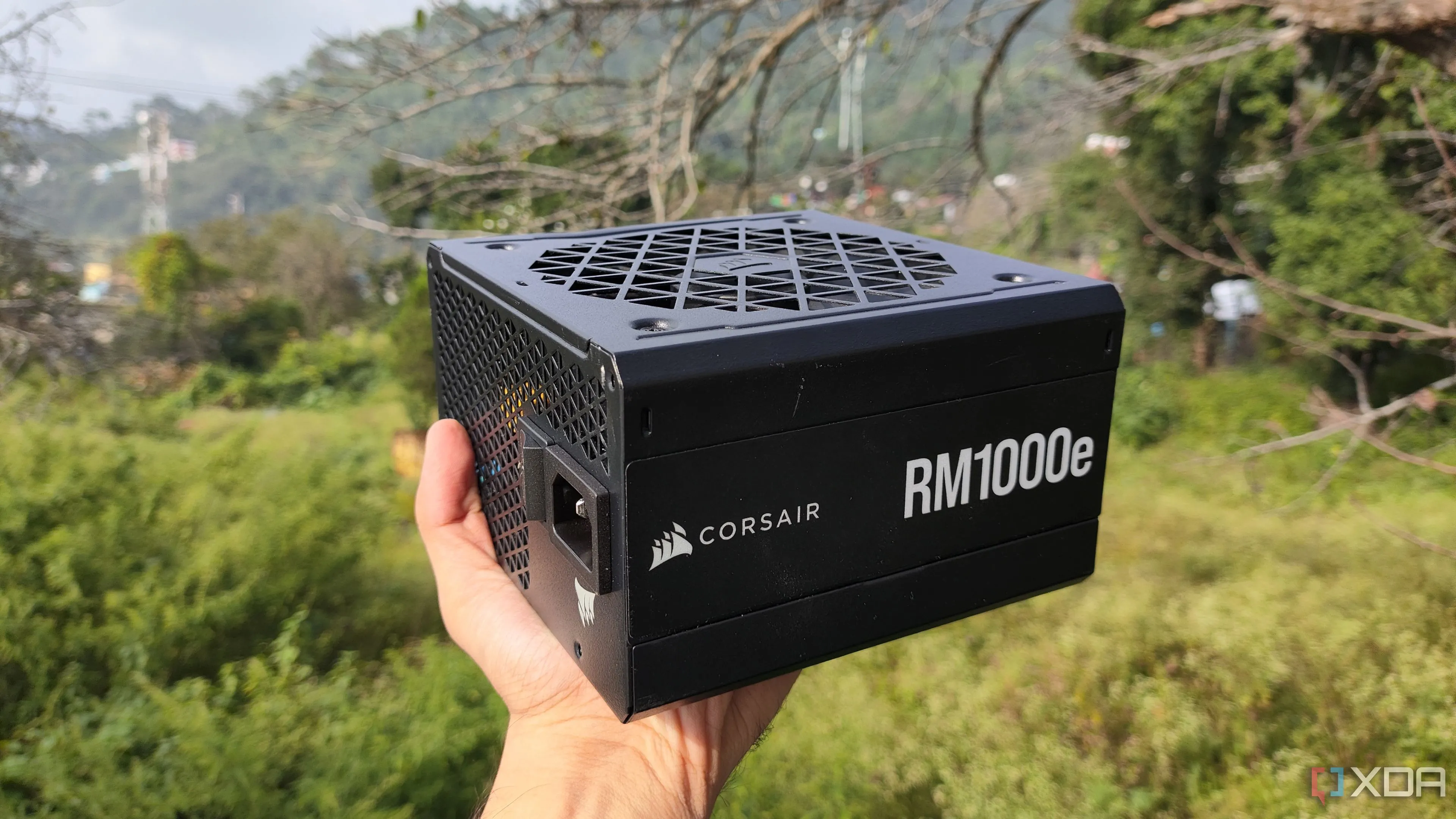 Người dùng cầm trên tay bộ nguồn Corsair RM1000e, minh họa cho việc nâng cấp PSU cho card đồ họa RTX 5090