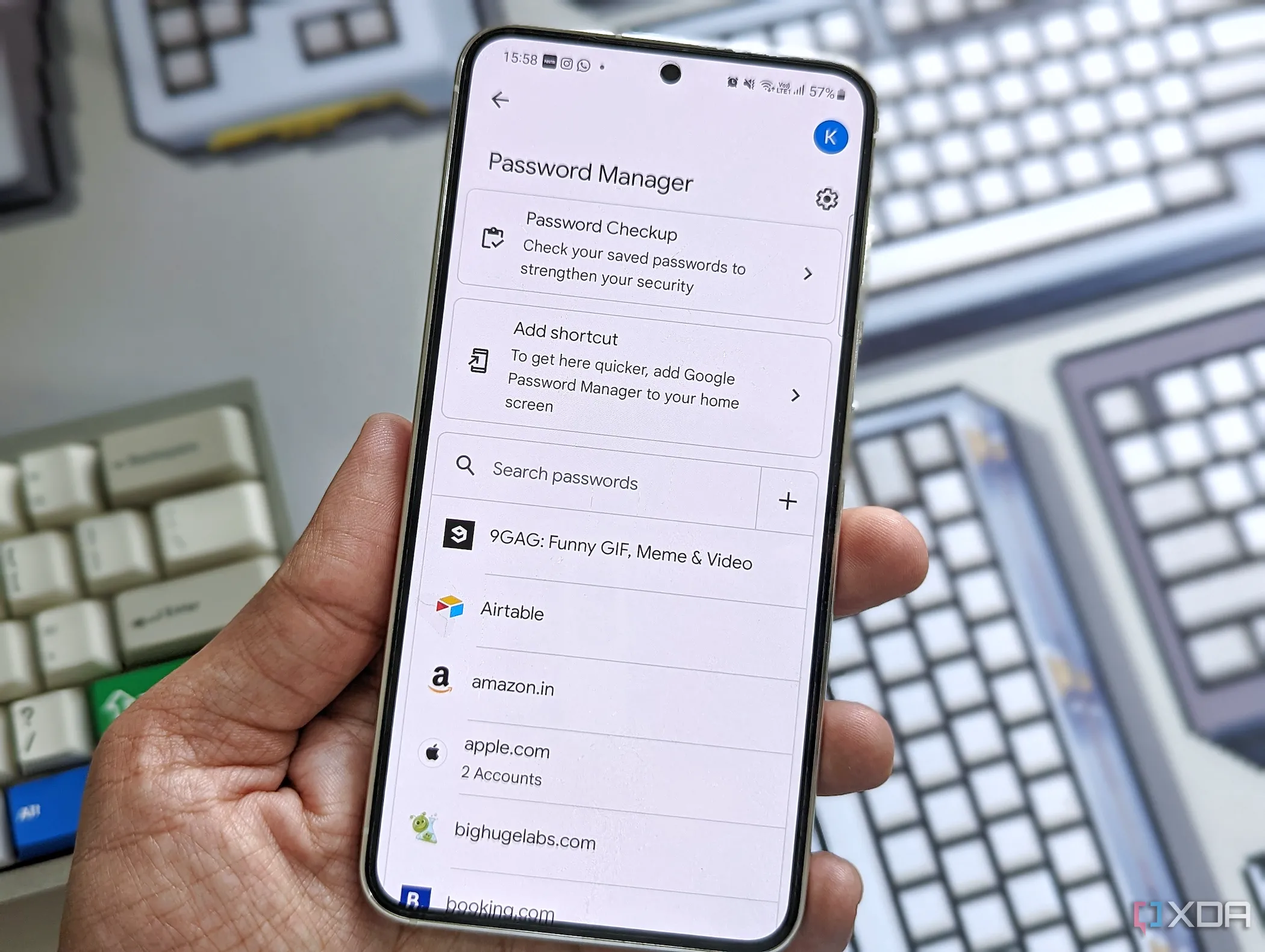 Người dùng đang sử dụng Google Password Manager trên điện thoại Samsung Galaxy S23 để quản lý mật khẩu an toàn
