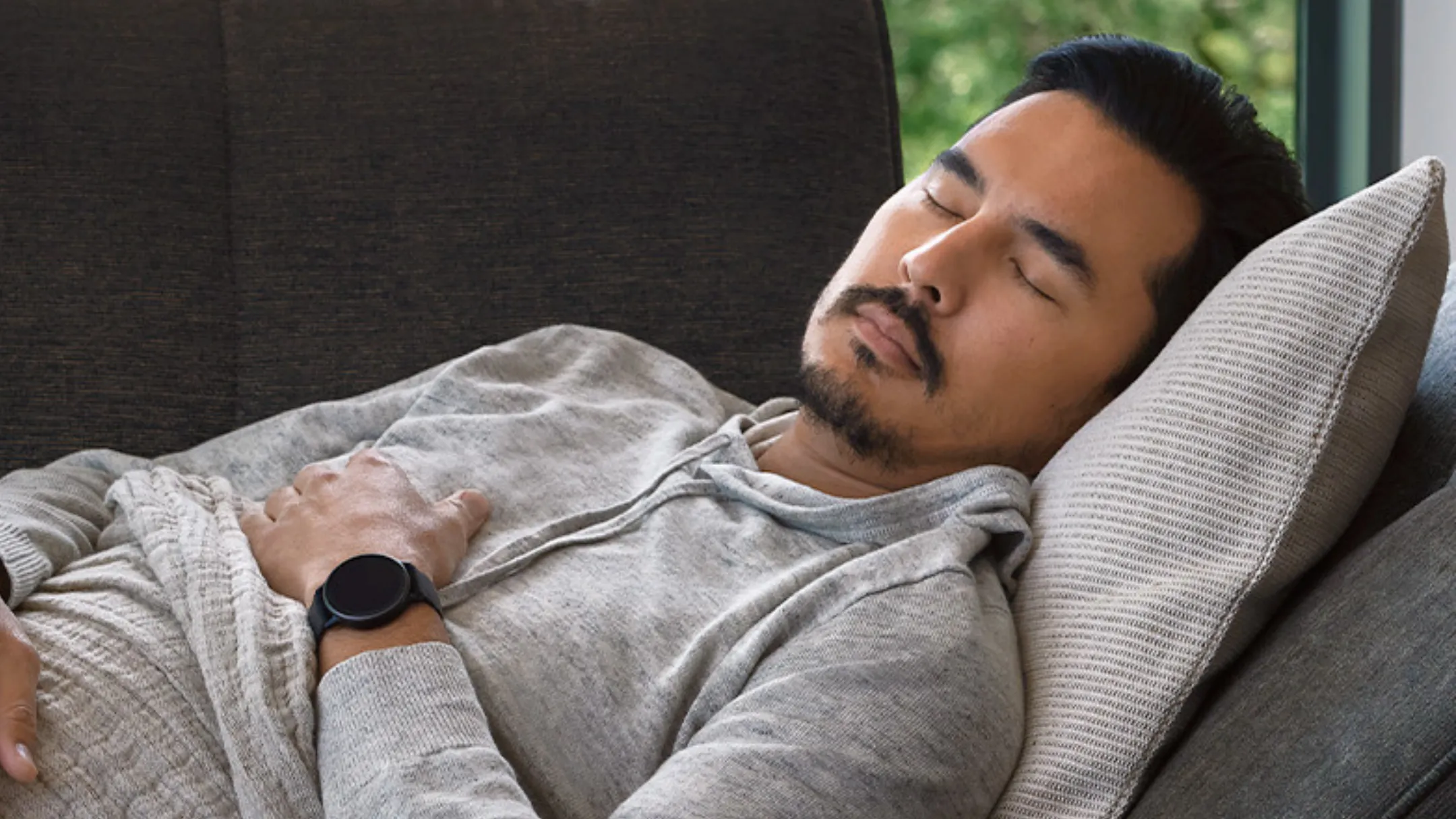 Người dùng đeo Garmin Vivoactive 5 khi ngủ, minh họa tính năng theo dõi giấc ngủ và sức khỏe toàn diện