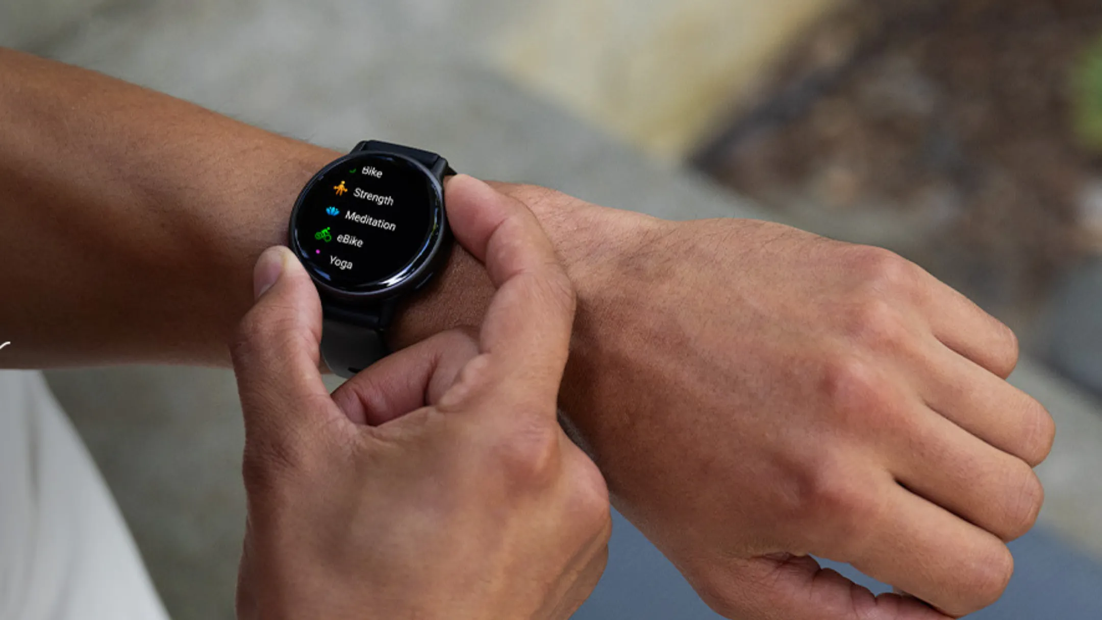 Người dùng đeo Garmin Vivoactive 5 thể hiện tính năng theo dõi sức khỏe