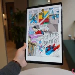 Người dùng đọc truyện tranh trên Samsung Galaxy Tab S8 Ultra với màn hình lớn, minh họa trải nghiệm đọc tập trung và thoải mái