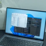 Người dùng làm việc trên máy tính xách tay với giao diện Windows 11 và các ứng dụng năng suất