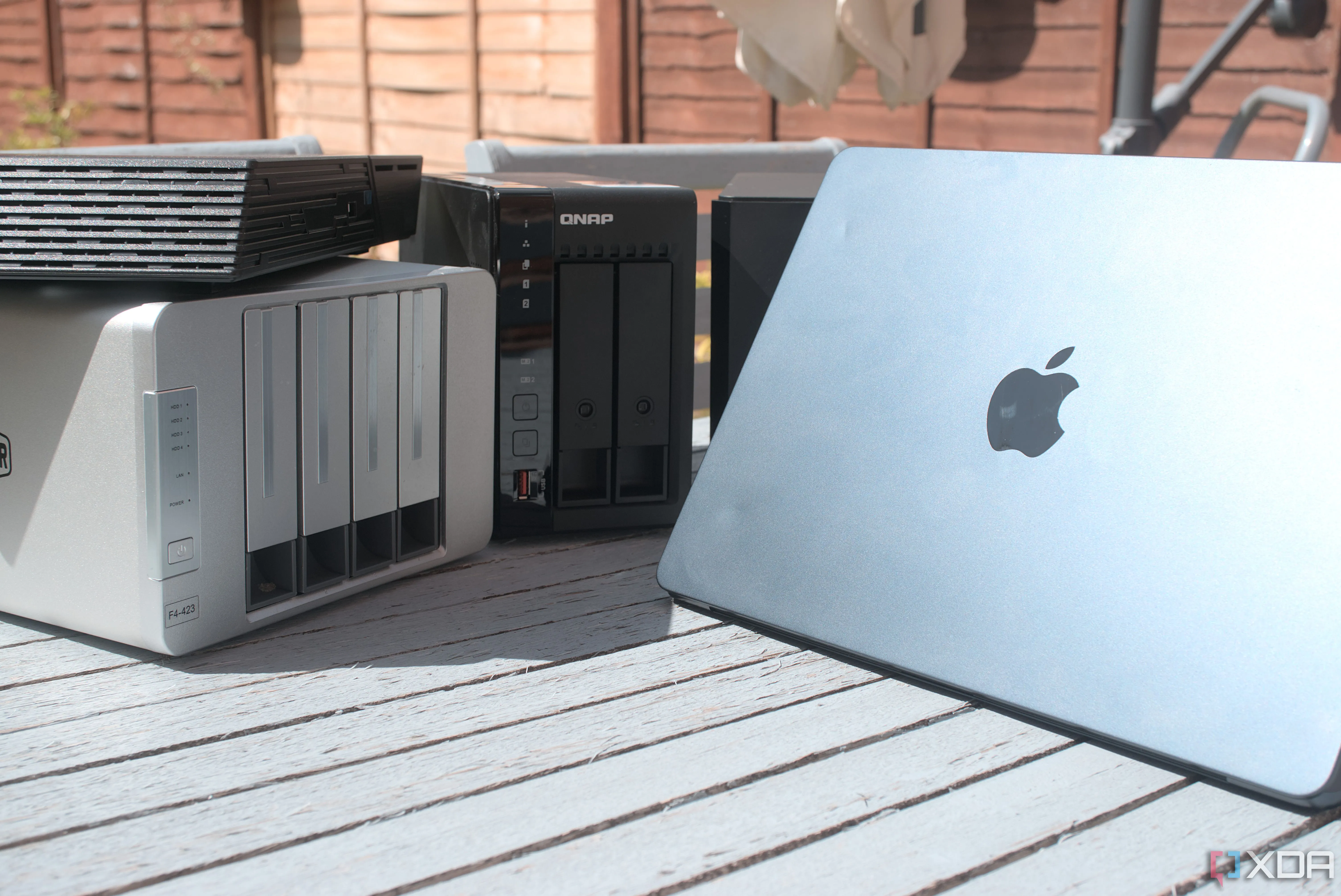 Người dùng sao lưu dữ liệu từ MacBook Air sang thiết bị NAS qua kết nối mạng, thể hiện tính năng sao lưu tự động và thuận tiện.
