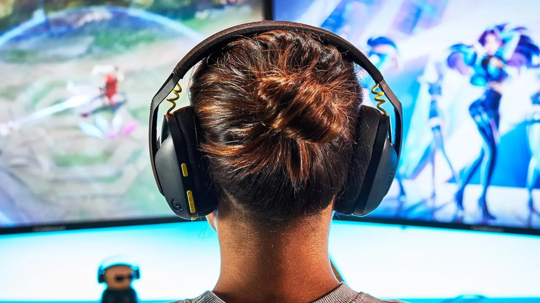 Người dùng trải nghiệm tai nghe không dây Logitech G435 LIGHTSPEED tích hợp Bluetooth, thể hiện lợi ích của tính năng Bluetooth trên Wi-Fi adapter