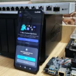 Người dùng tương tác với ứng dụng Discord, minh họa trải nghiệm sẽ được nâng cấp đáng kể trên các thiết bị Windows trên nền tảng ARM.