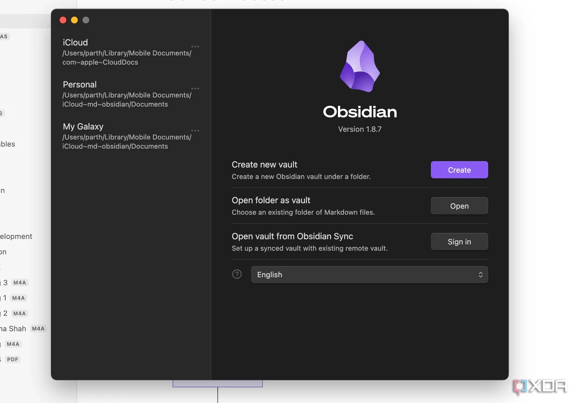 Người dùng tương tác với ứng dụng ghi chú Obsidian trên laptop.