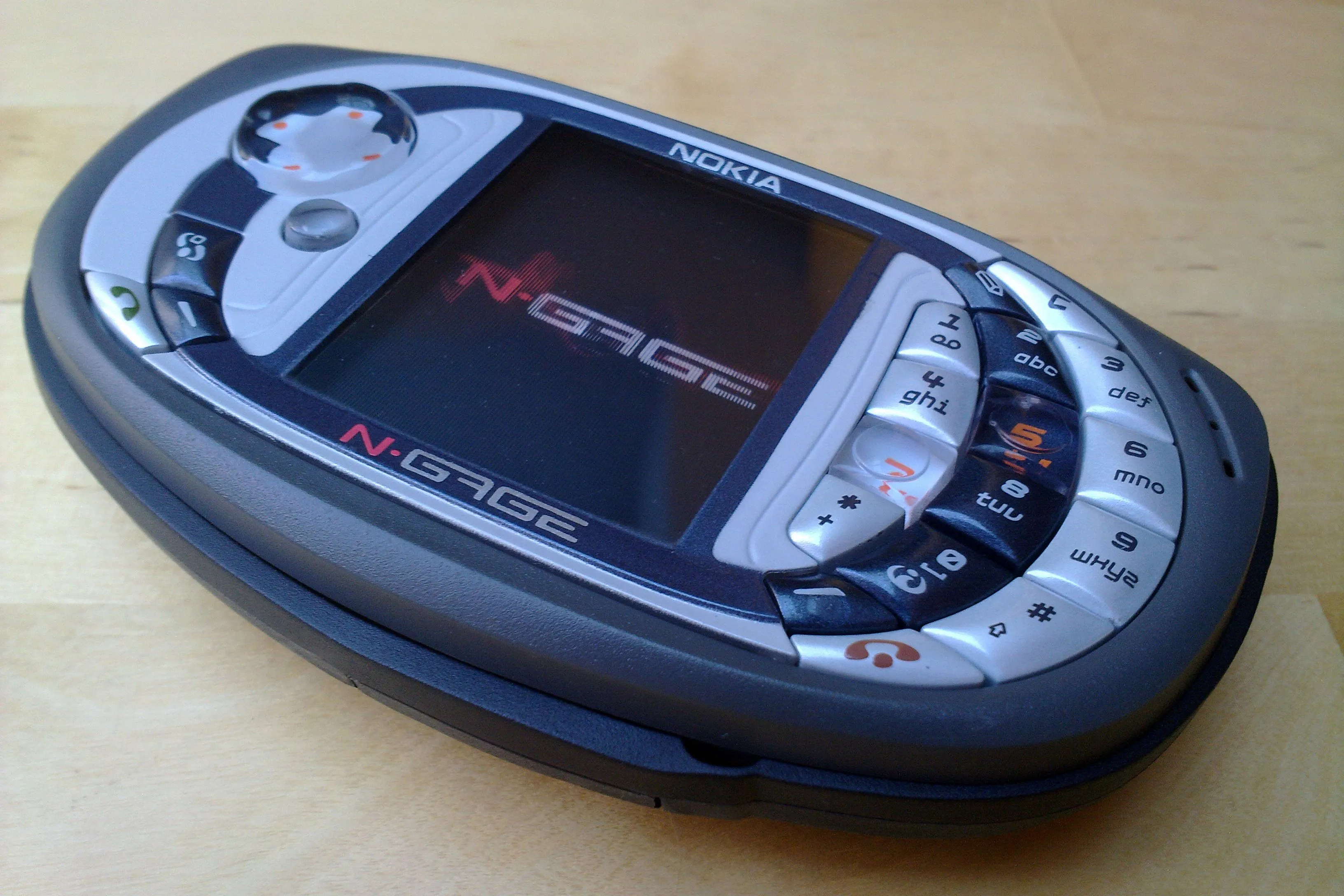 Nokia N-Gage, một ví dụ điển hình về console di động đi trước thời đại nhưng thất bại trong việc chinh phục game thủ.
