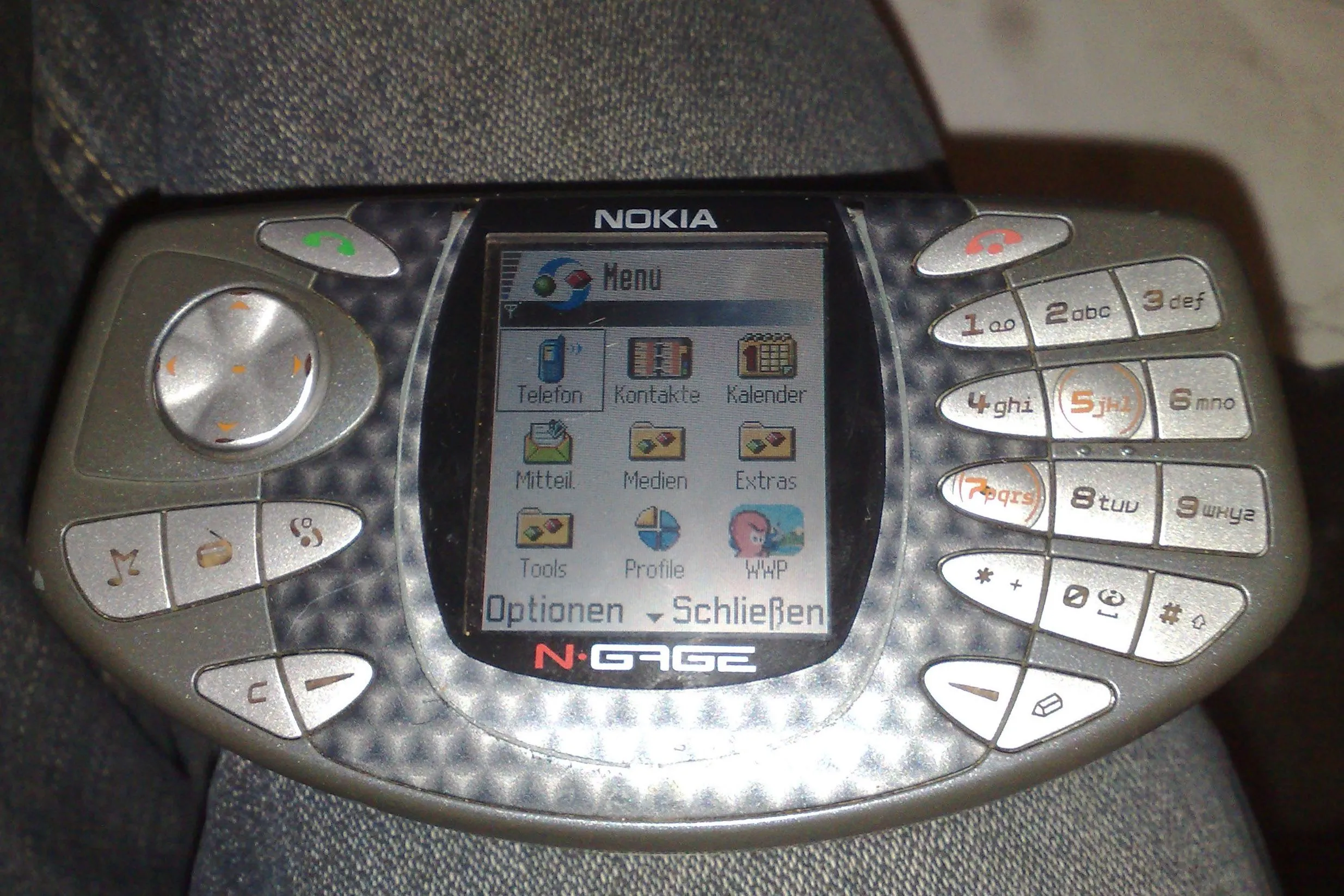 Nokia N-Gage thế hệ đầu tiên với thiết kế 'điện thoại taco' độc đáo, một bài học về thiết kế console di động.
