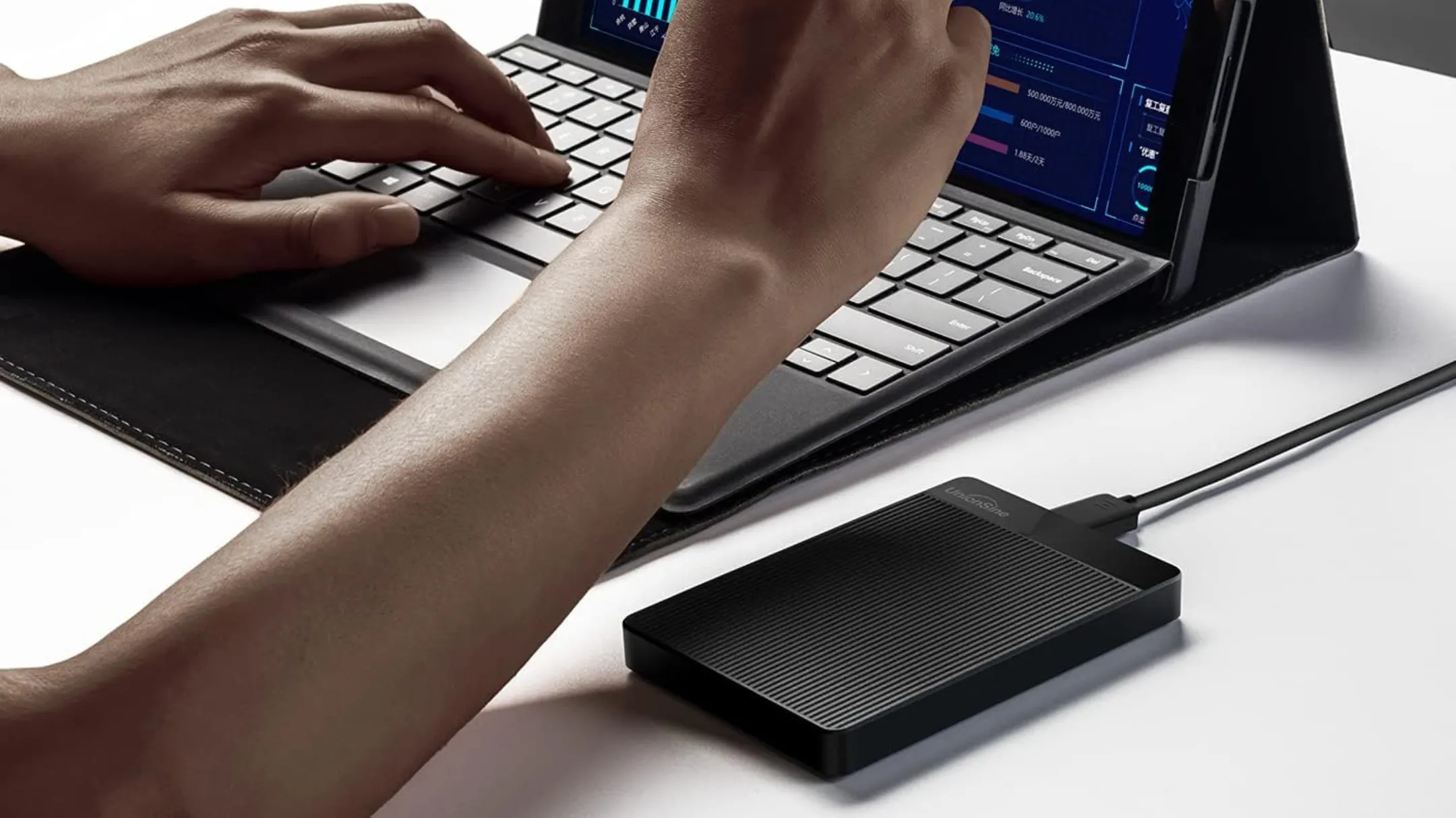 Ổ cứng di động UnionSine 1TB kết nối dễ dàng với laptop