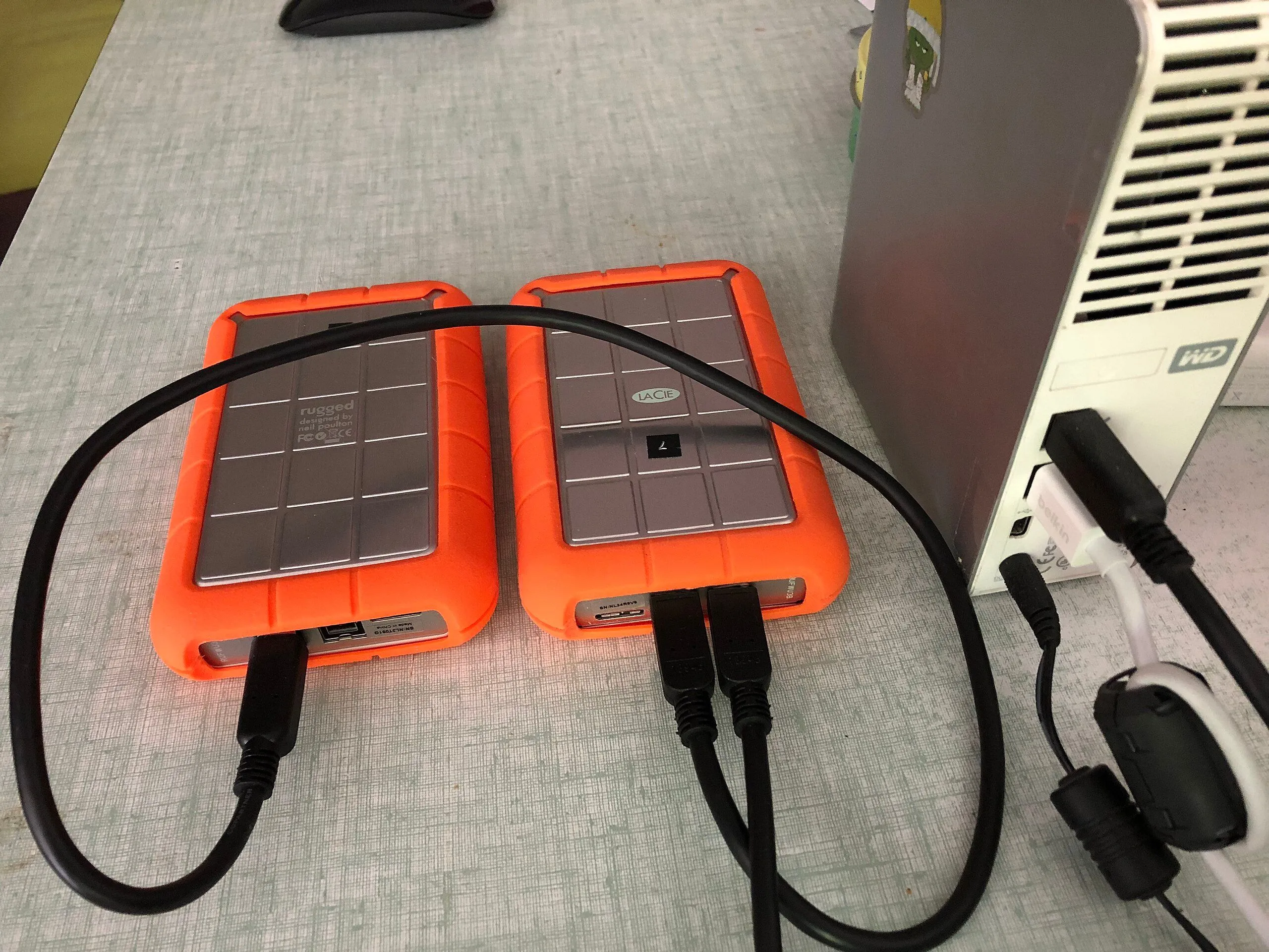 Ổ cứng ngoài được kết nối thông qua cổng FireWire (IEEE 1394) với khả năng kết nối daisy chain nhiều thiết bị.