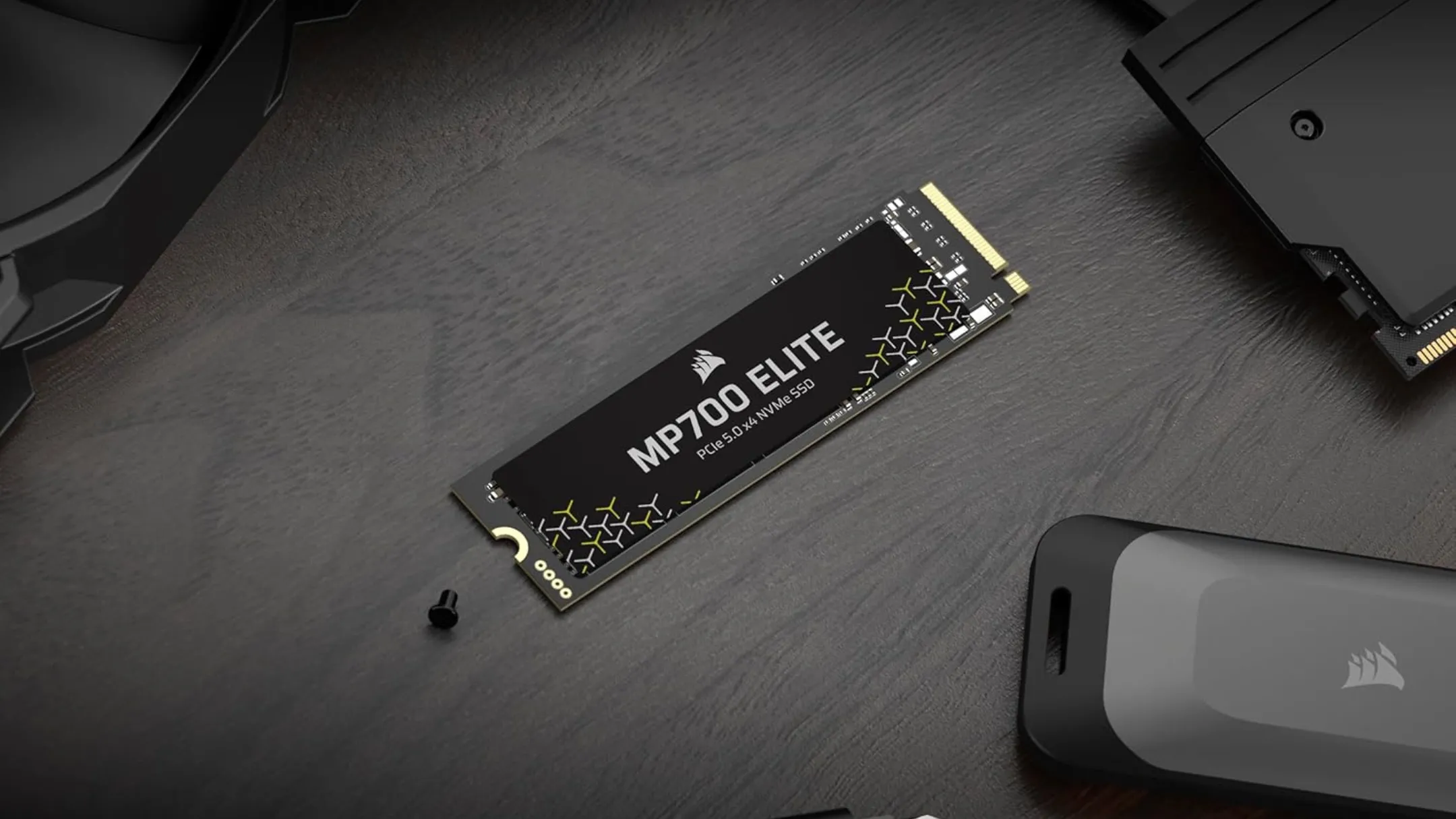 Ổ cứng SSD Corsair MP700 Elite trên bàn làm việc, thể hiện kích thước nhỏ gọn và dễ lắp đặt.