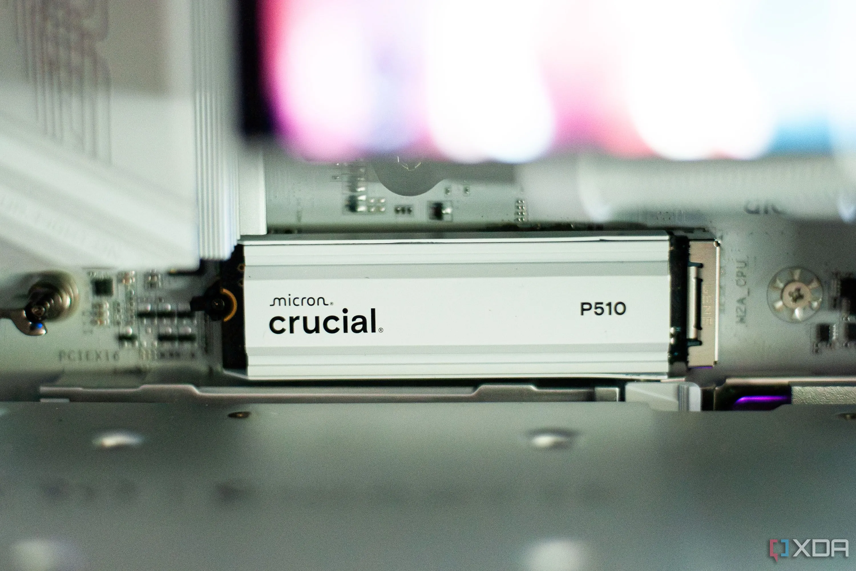 Ổ cứng SSD Crucial P510 Gen 5 (tên mã P150) được lắp đặt cùng tản nhiệt trong bộ máy tính PC, thể hiện khả năng tản nhiệt hiệu quả.