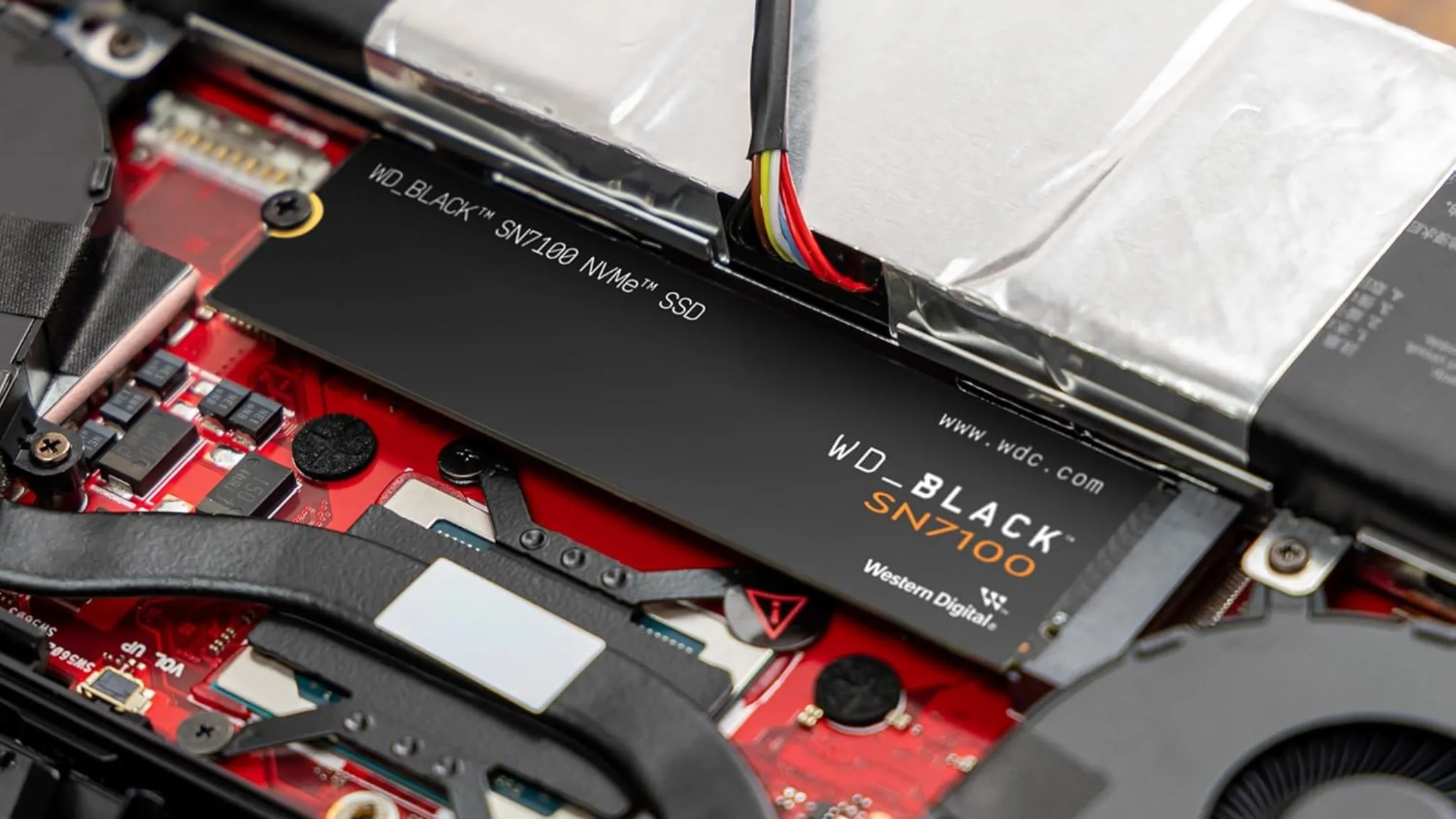 Ổ cứng SSD hiệu suất cao WD_BLACK NVMe, minh họa công nghệ giúp giảm thiểu thời gian tải game trên console PS5 và Xbox Series X.