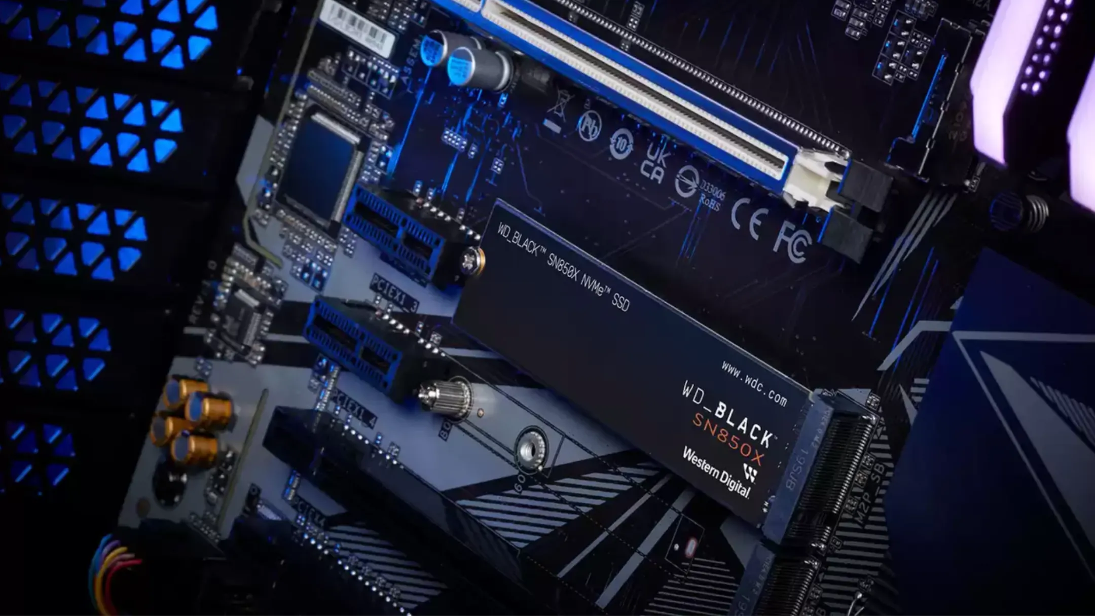 Ổ SSD WD_BLACK SN850X NVMe được gắn vào bo mạch chủ để tối ưu hiệu năng gaming