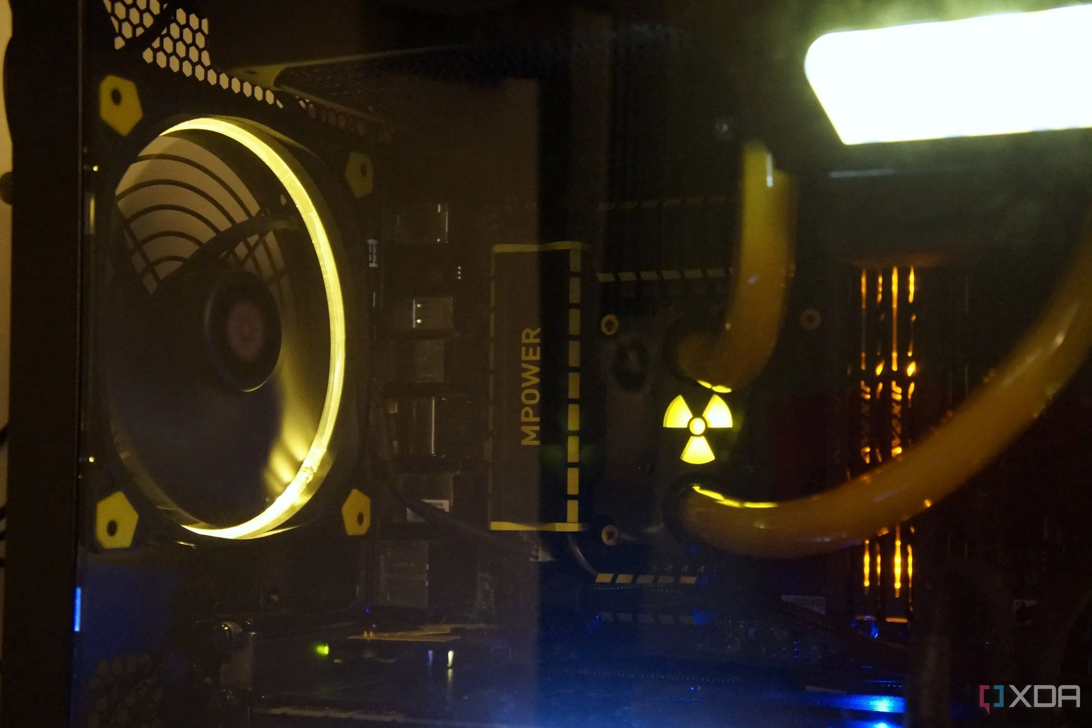 Quạt tản nhiệt Thermaltake Riing LED vàng trong máy tính