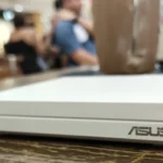 Router di động đặt trên bàn tại sân bay, minh họa sự tiện lợi và an toàn khi kết nối Wi-Fi cá nhân trong môi trường công cộng.