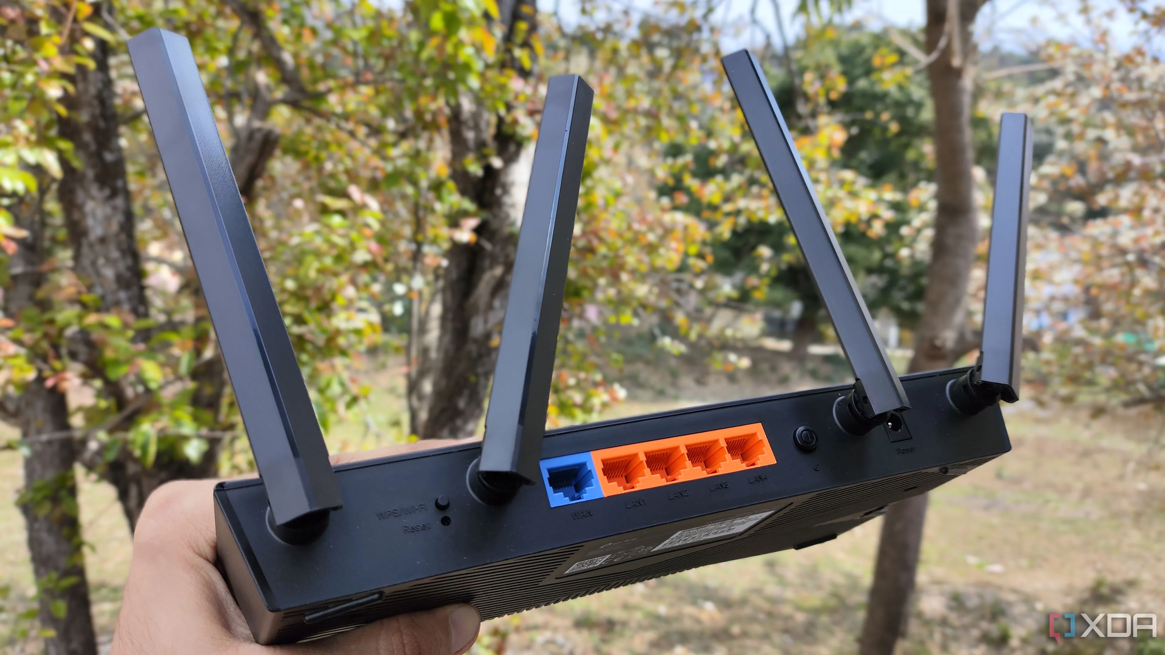 Router TP-Link với nhiều cổng, minh họa nhu cầu về số lượng cổng kết nối trên router OPNsense/pfSense