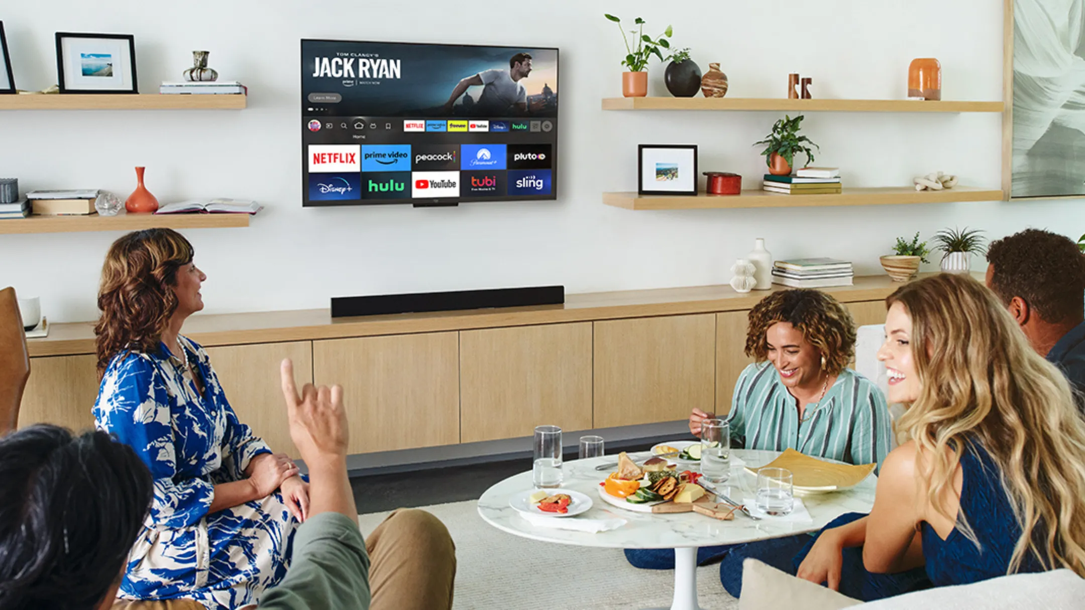 Smart TV Insignia 75 inch 4K Fire TV hiển thị hình ảnh sống động trong phòng khách hiện đại.
