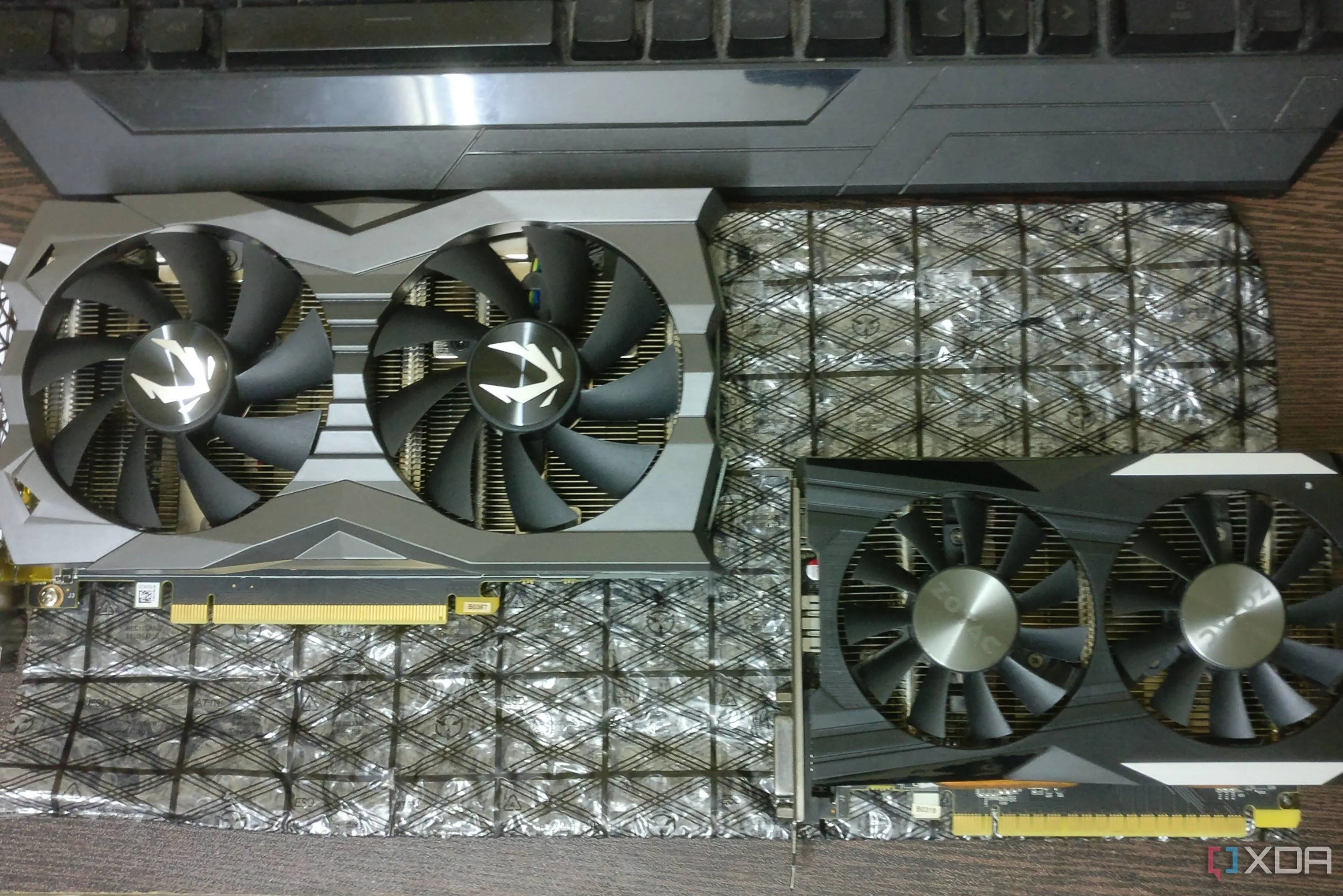 So sánh card đồ họa NVIDIA GTX 1660 Ti và GTX 1050 Ti, minh họa sự chênh lệch hiệu năng dẫn đến nghẽn cổ chai.