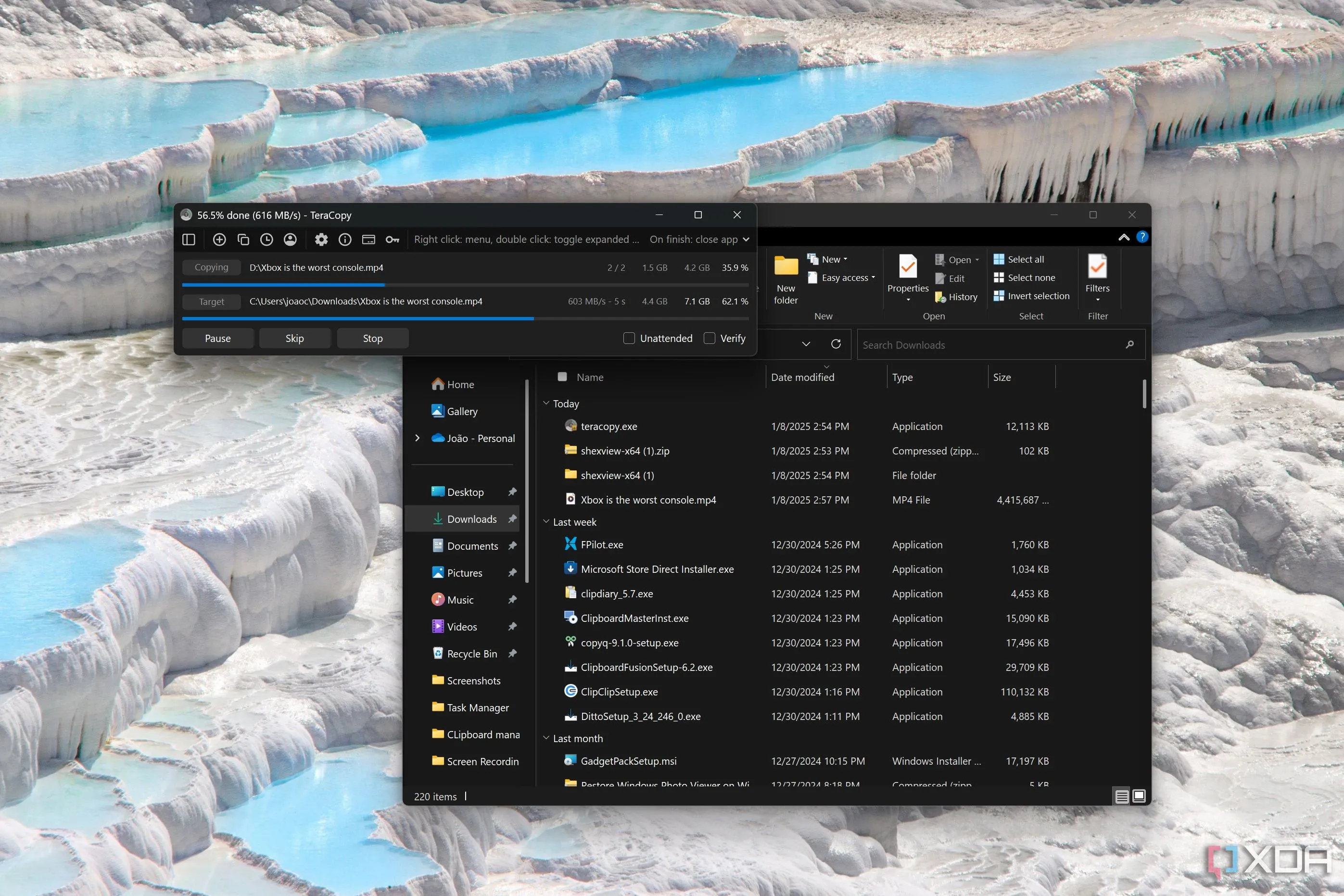 So sánh cửa sổ sao chép tệp của File Explorer và TeraCopy, nhấn mạnh tốc độ chuyển dữ liệu chậm của File Explorer và lợi ích của TeraCopy.