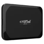 SSD di động Crucial X9 4TB với thiết kế màu đen nhỏ gọn và sang trọng, nằm trên bề mặt phản chiếu.