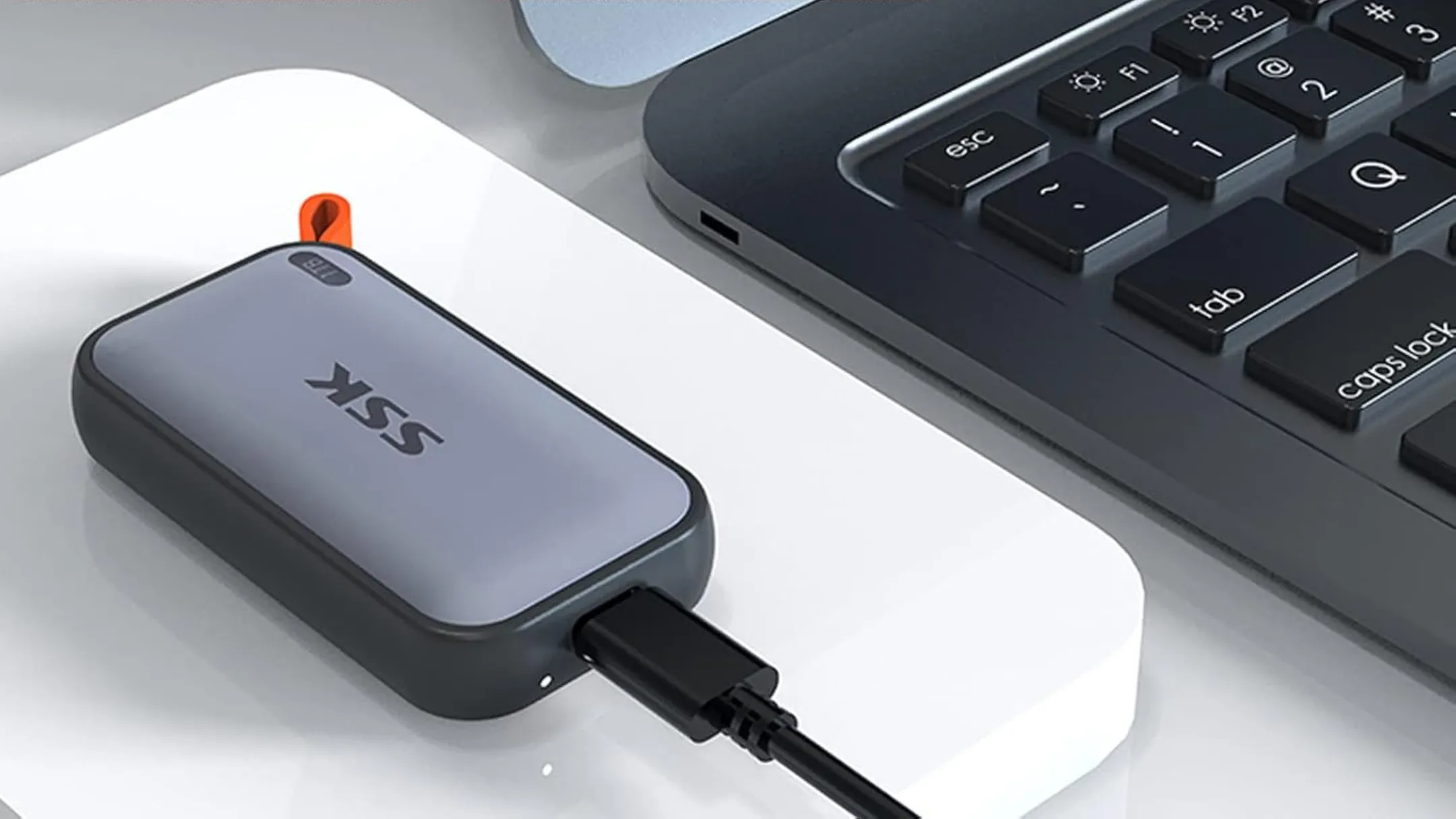 SSD di động SSK được kết nối với máy tính xách tay, thể hiện tính tiện dụng và tương thích
