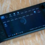Steam Deck OLED chạy chế độ Desktop Linux, minh họa khả năng tùy biến hệ điều hành và thách thức cho game anti-cheat.