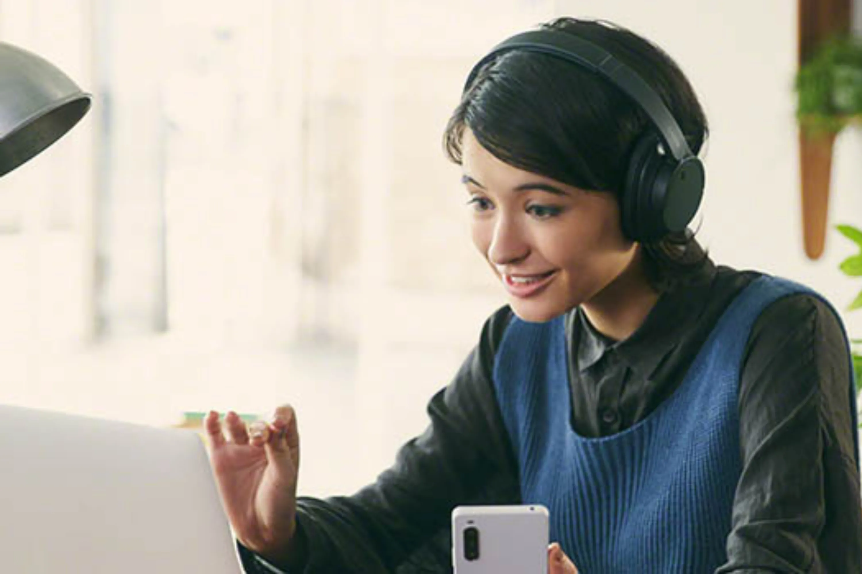 Tai nghe không dây chống ồn Sony WH-CH720N màu đen trên đầu người