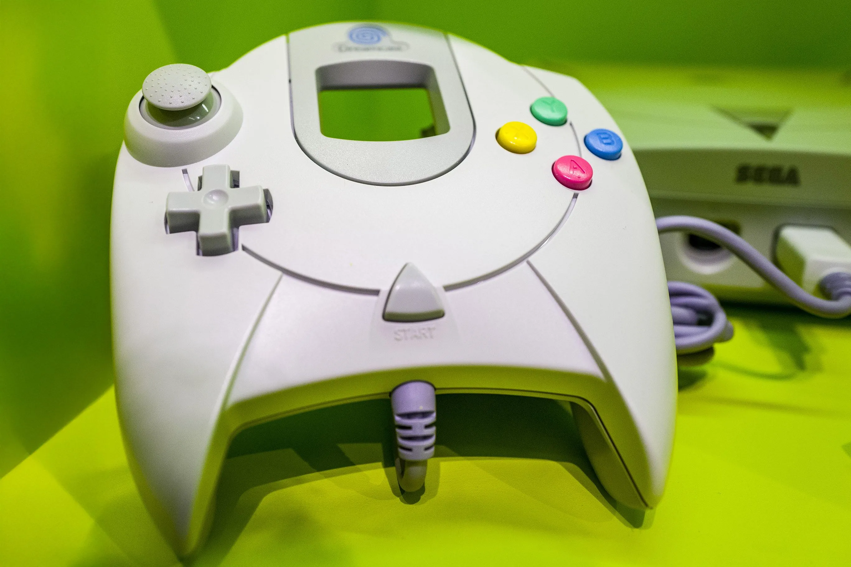 Tay cầm điều khiển của Sega Dreamcast với màn hình VMU độc đáo, thể hiện sự đổi mới phần cứng của Sega.
