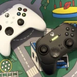 Tay cầm Xbox và tay cầm Razer Wolverine V3 Pro trên bàn, minh họa thiết bị chơi game Xbox.