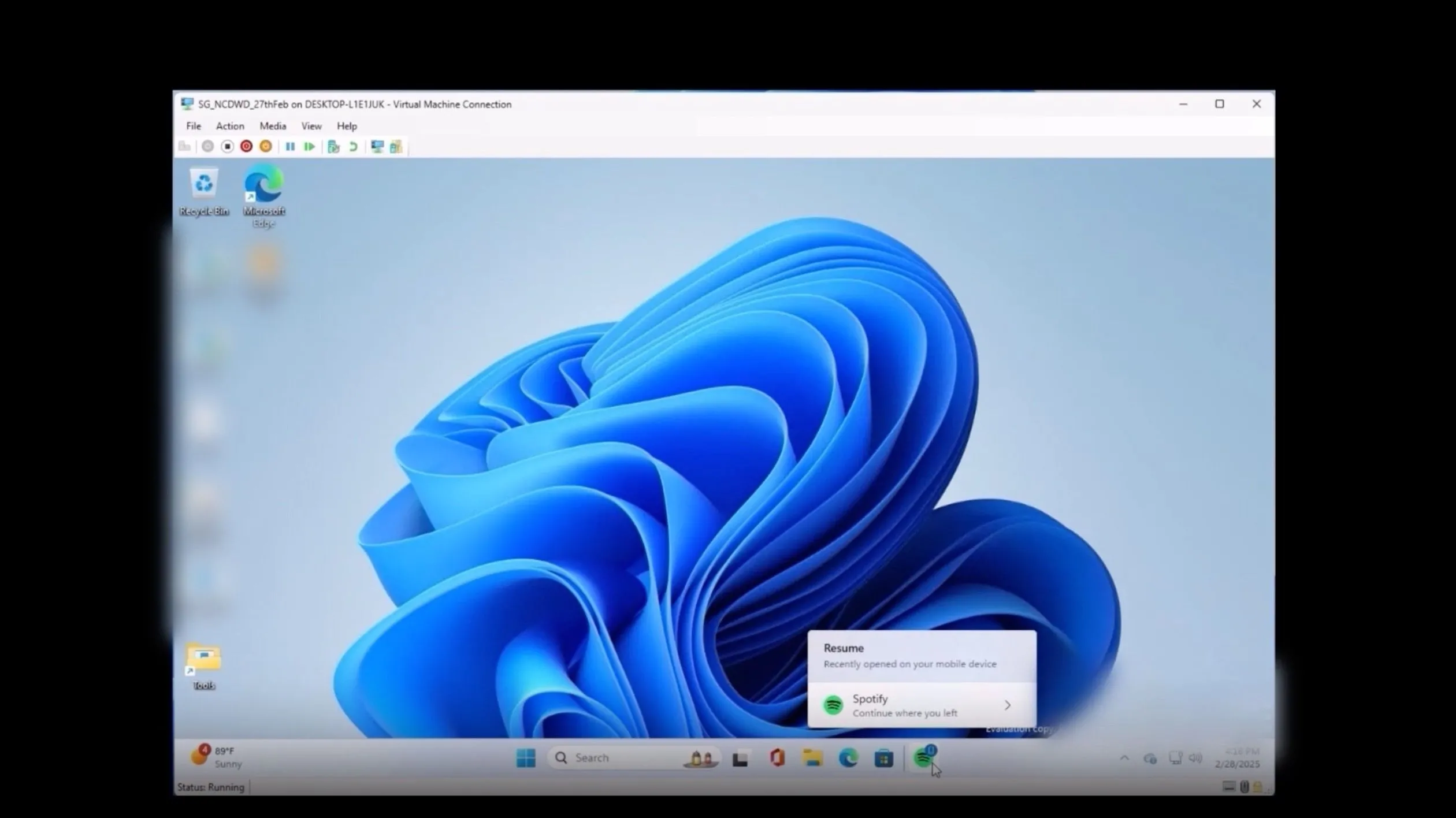 Thanh tác vụ Windows 11 hiển thị biểu tượng Spotify với chỉ báo đồng bộ hóa từ điện thoại