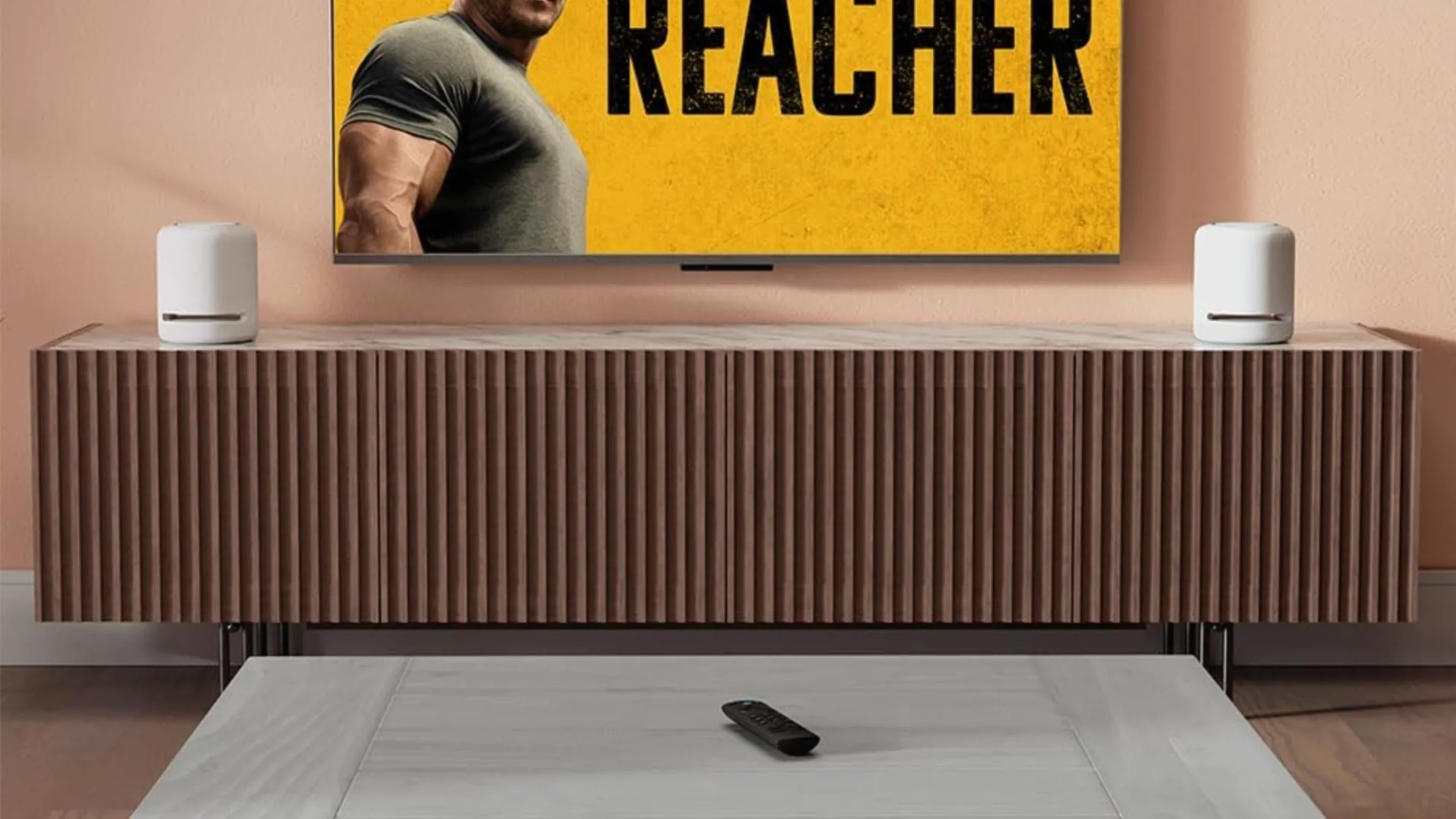 Thiết bị Amazon Fire TV Stick 4K cắm vào TV đang phát nội dung trong phòng khách