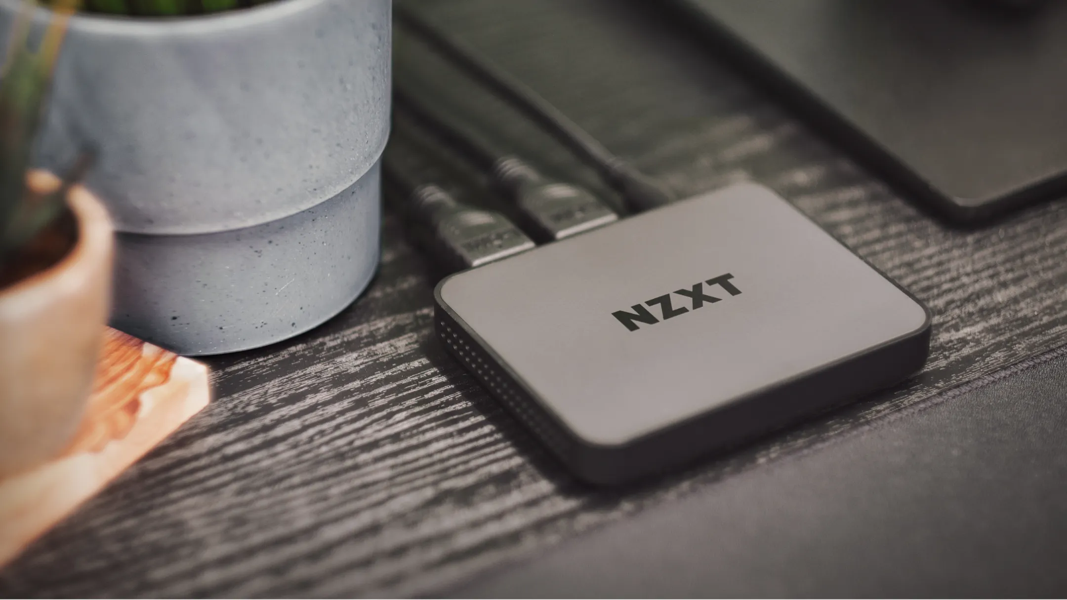 Thiết bị capture card NZXT Signal HD60 nhỏ gọn với cổng kết nối