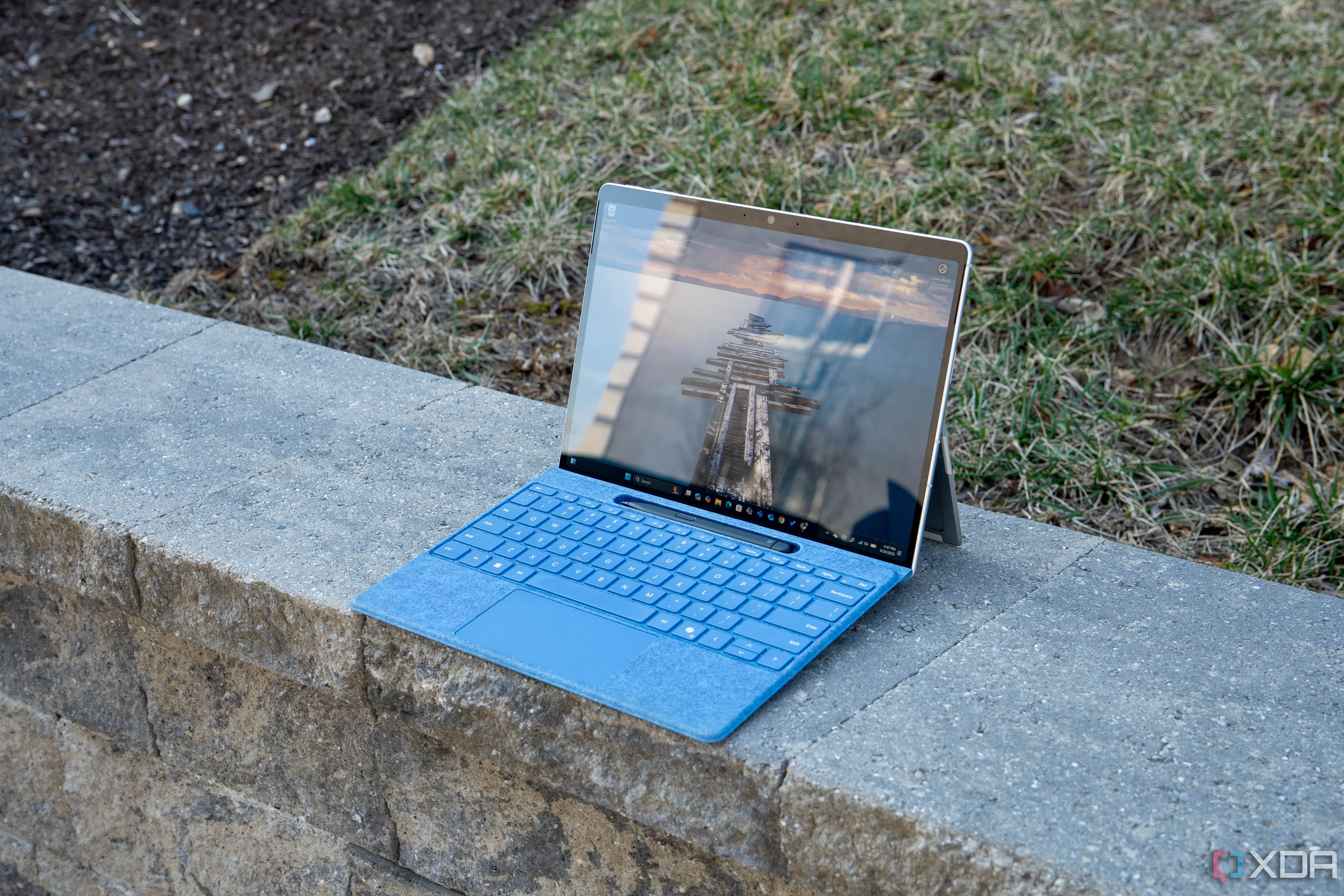 Thiết bị Microsoft Surface Pro 11 kèm bàn phím Flex Keyboard, minh họa khả năng di động và hiệu suất